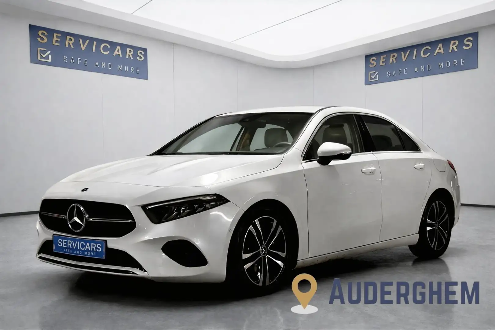 Mercedes-Benz A 180 Business Line / Toit Pano / CarPlay / GAR 12 MOIS Weiß - 1
