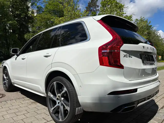 Volvo XC90 view 3