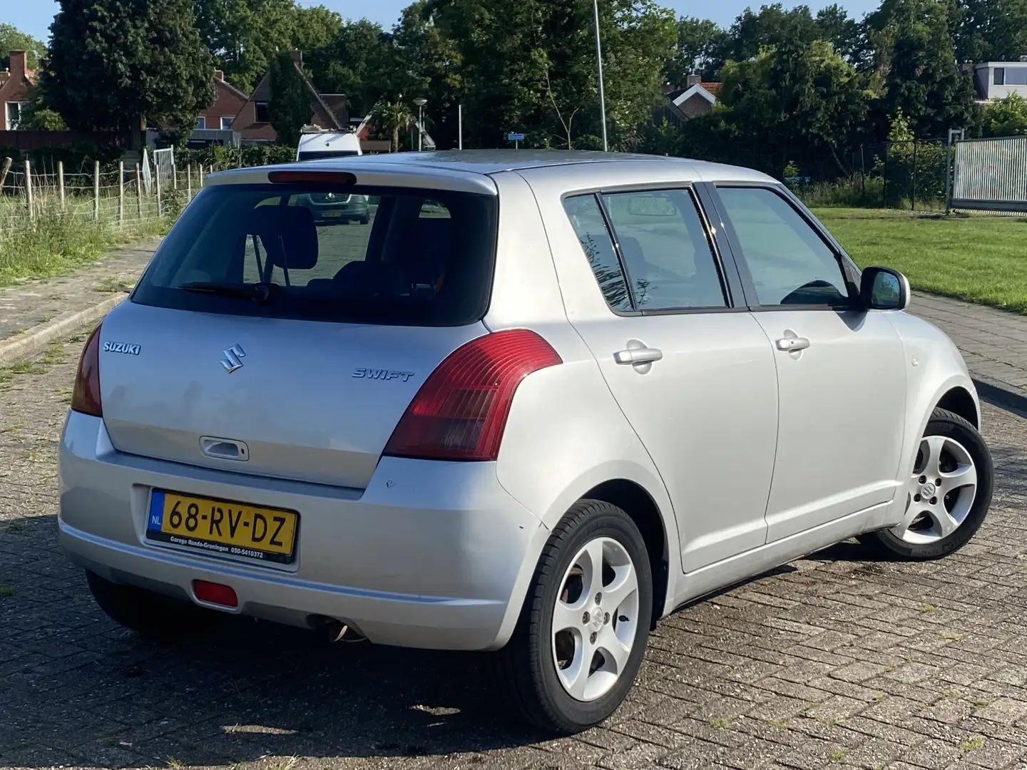 Suzuki Swift 1.3 Exclusive Grau - 2