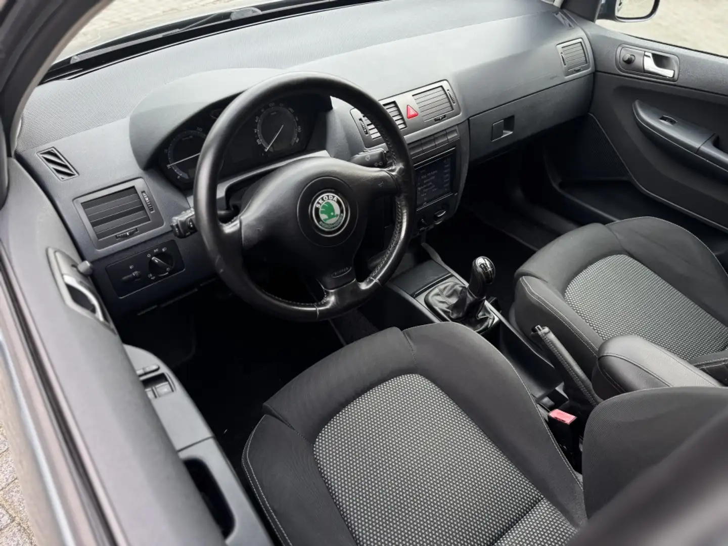 Skoda Fabia 1.4 16V Equipe Cruise Airco Lmv Bt Grijs - 2