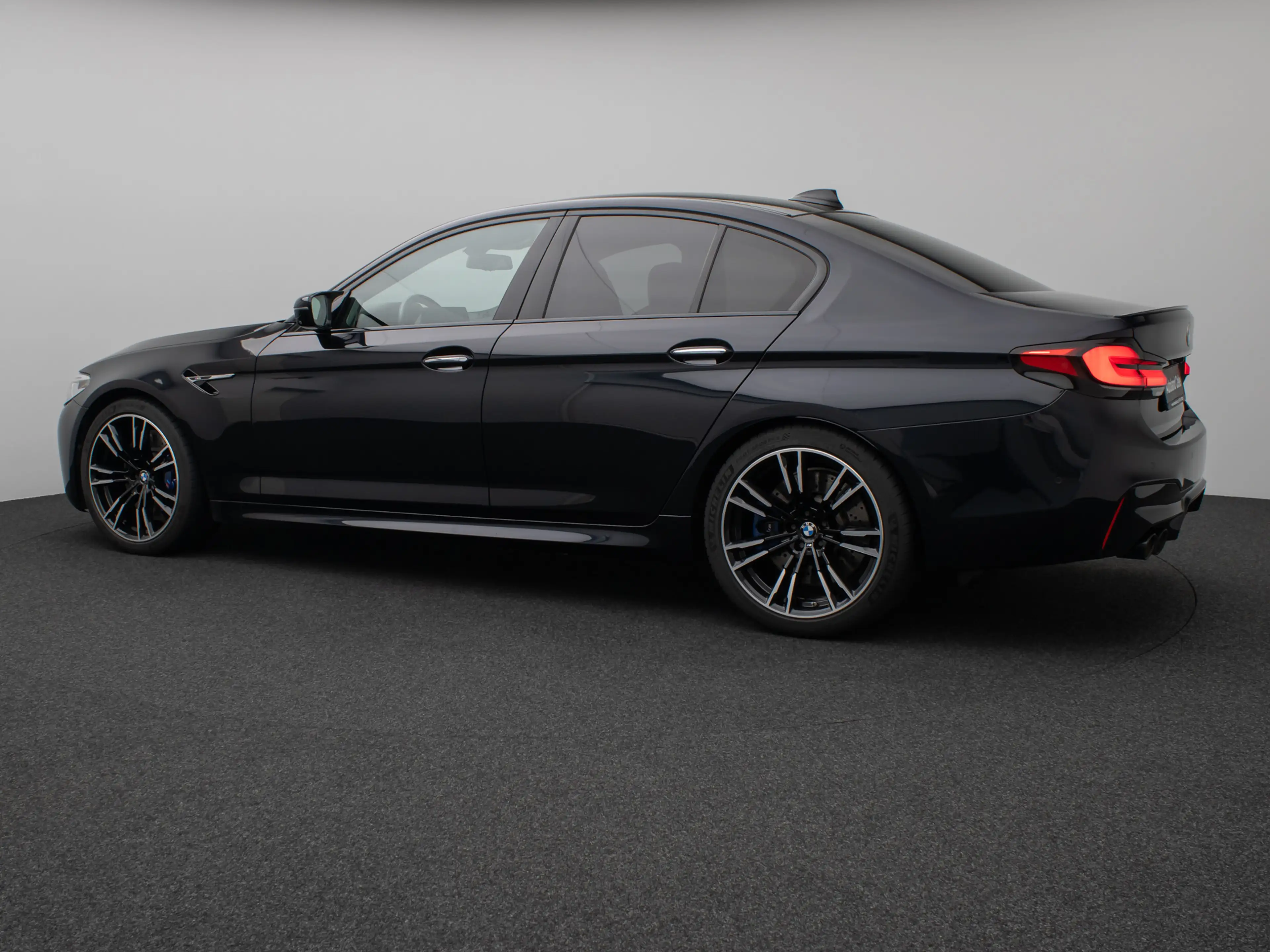 BMW M5 xD 360°HUD DAB B&W SoftCl Massage Komfort — photo 10