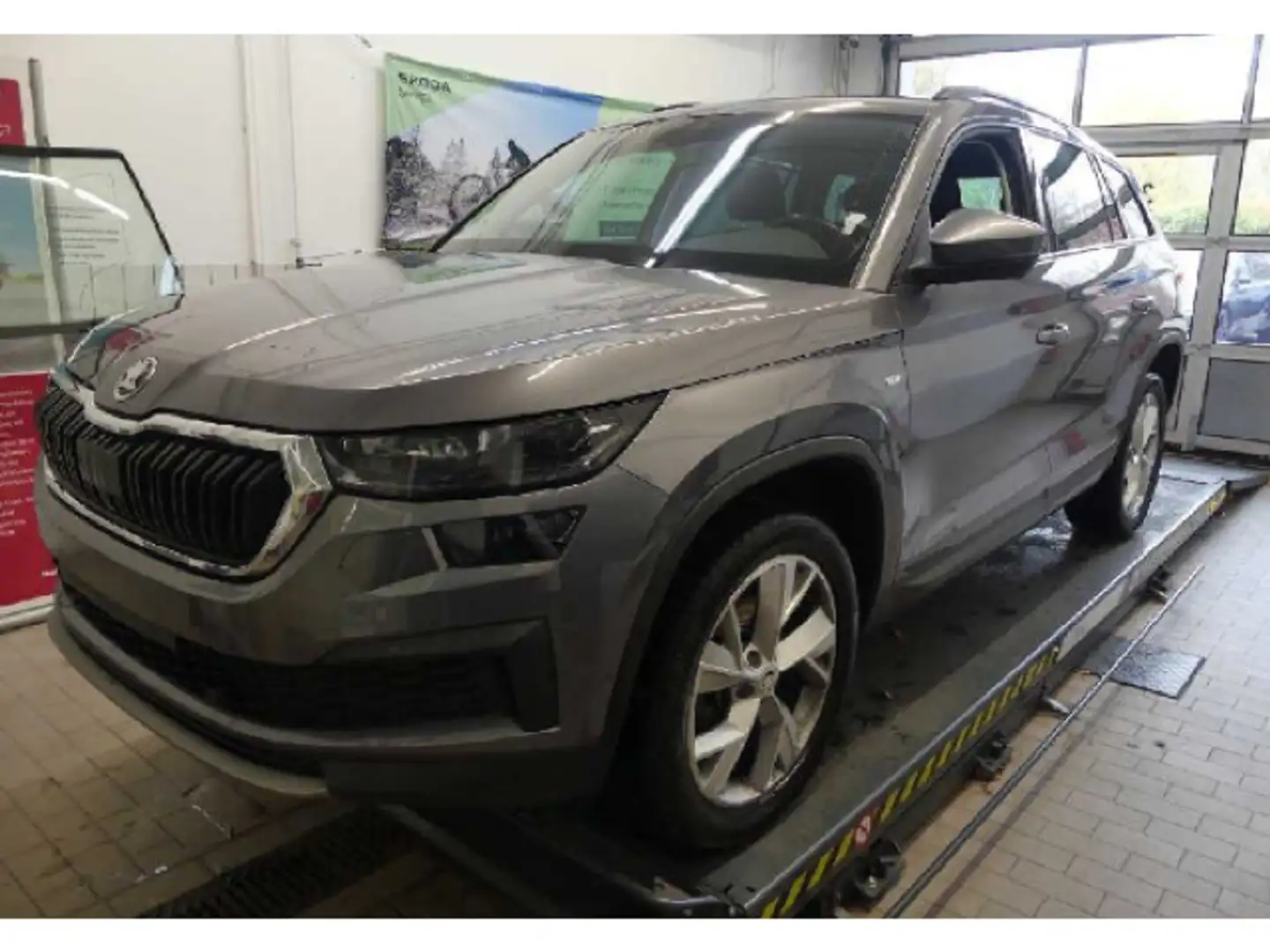 Skoda Kodiaq Tour 2.0 TDI DSG AHK Kamera Navi Grau - 2