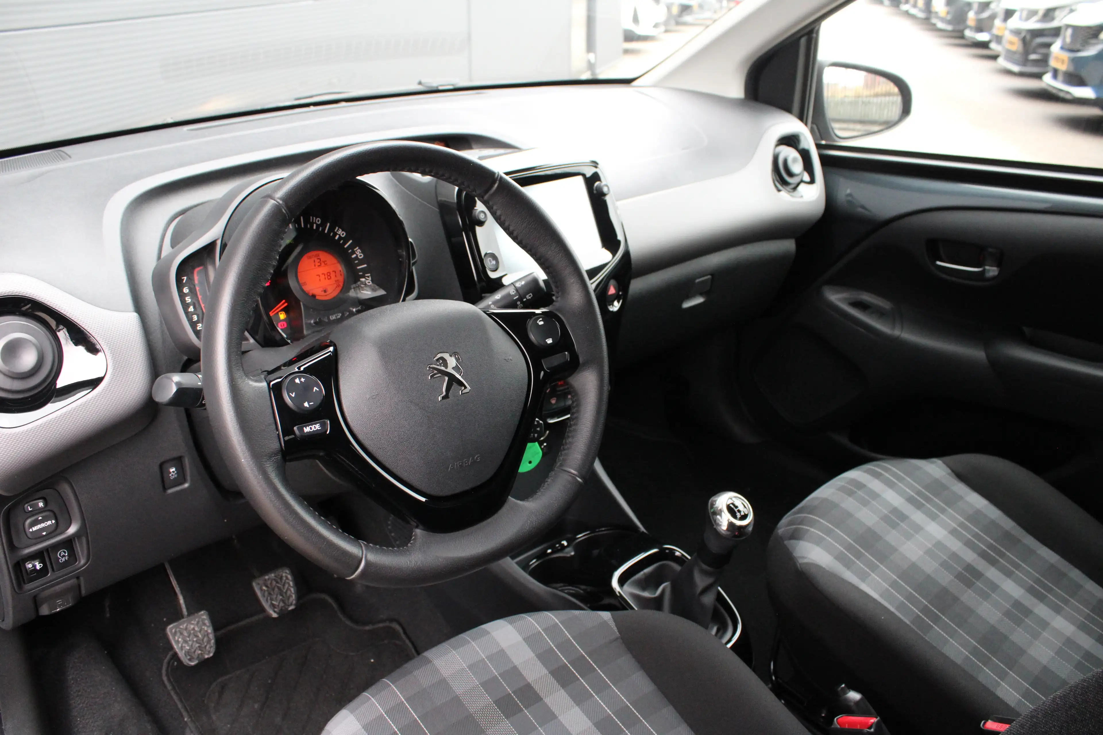 Peugeot 108 1.0 e-VTi Allure | Navi by app | Camera | Climate — photo 17