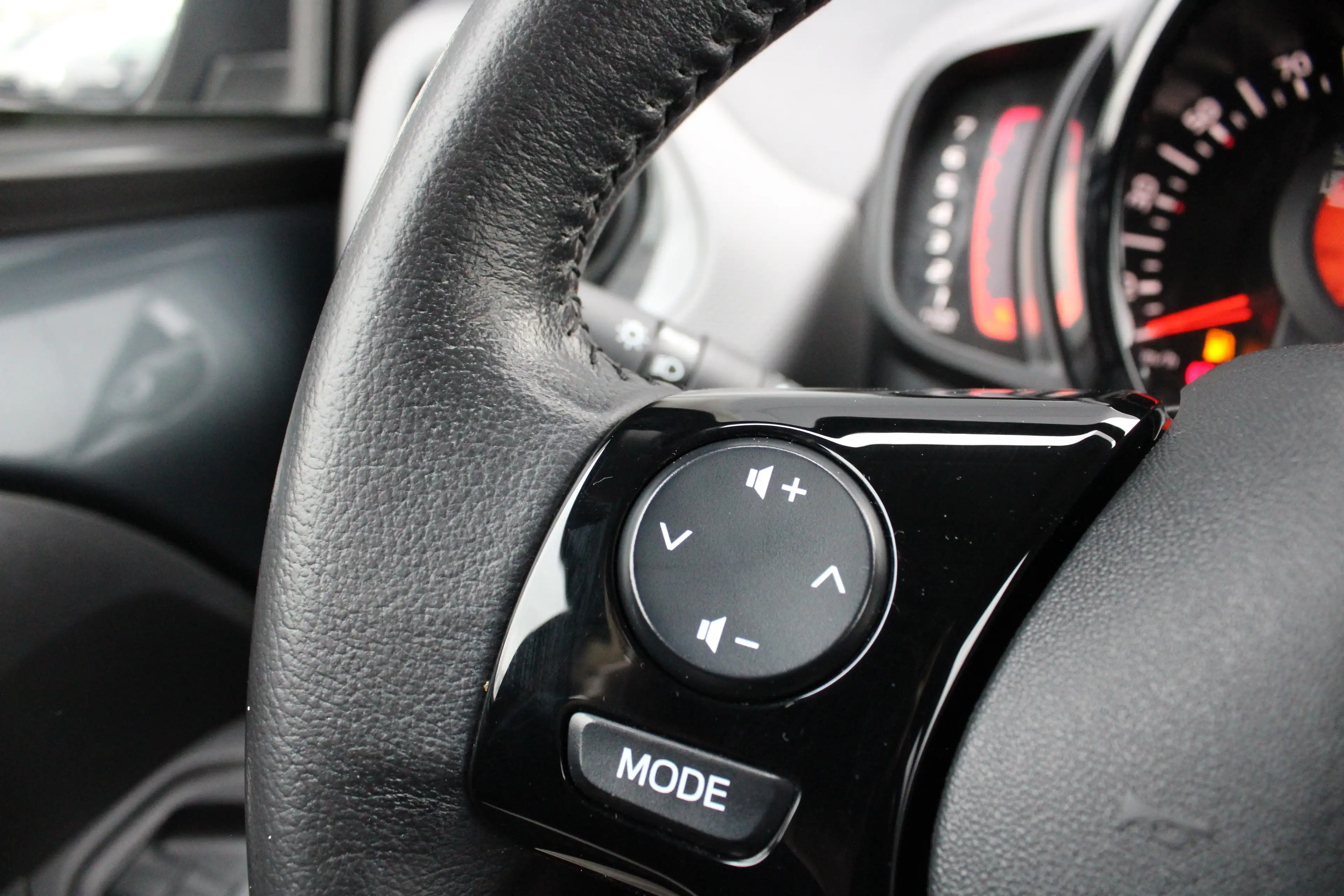 Peugeot 108 1.0 e-VTi Allure | Navi by app | Camera | Climate — photo 23
