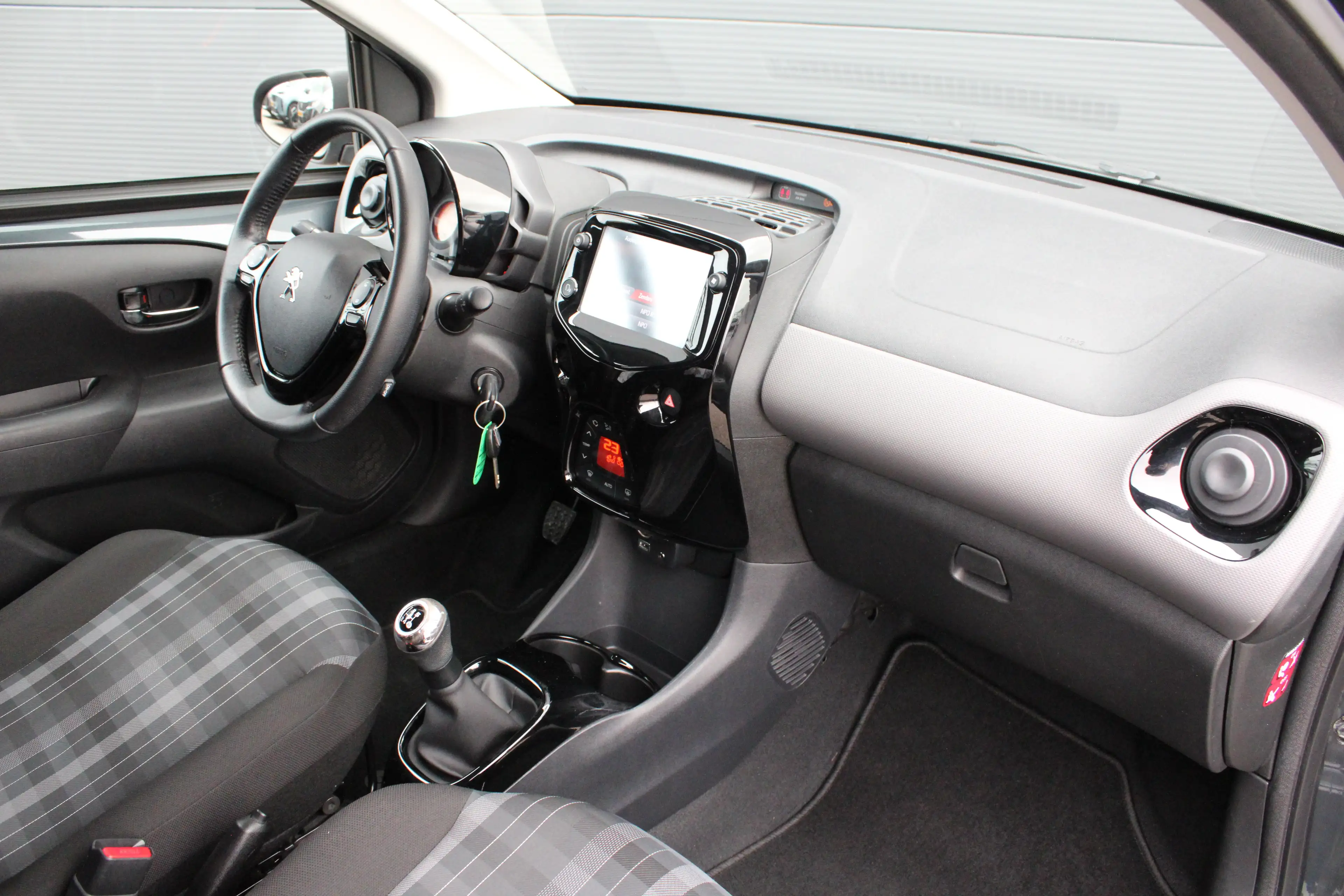 Peugeot 108 1.0 e-VTi Allure | Navi by app | Camera | Climate — photo 3