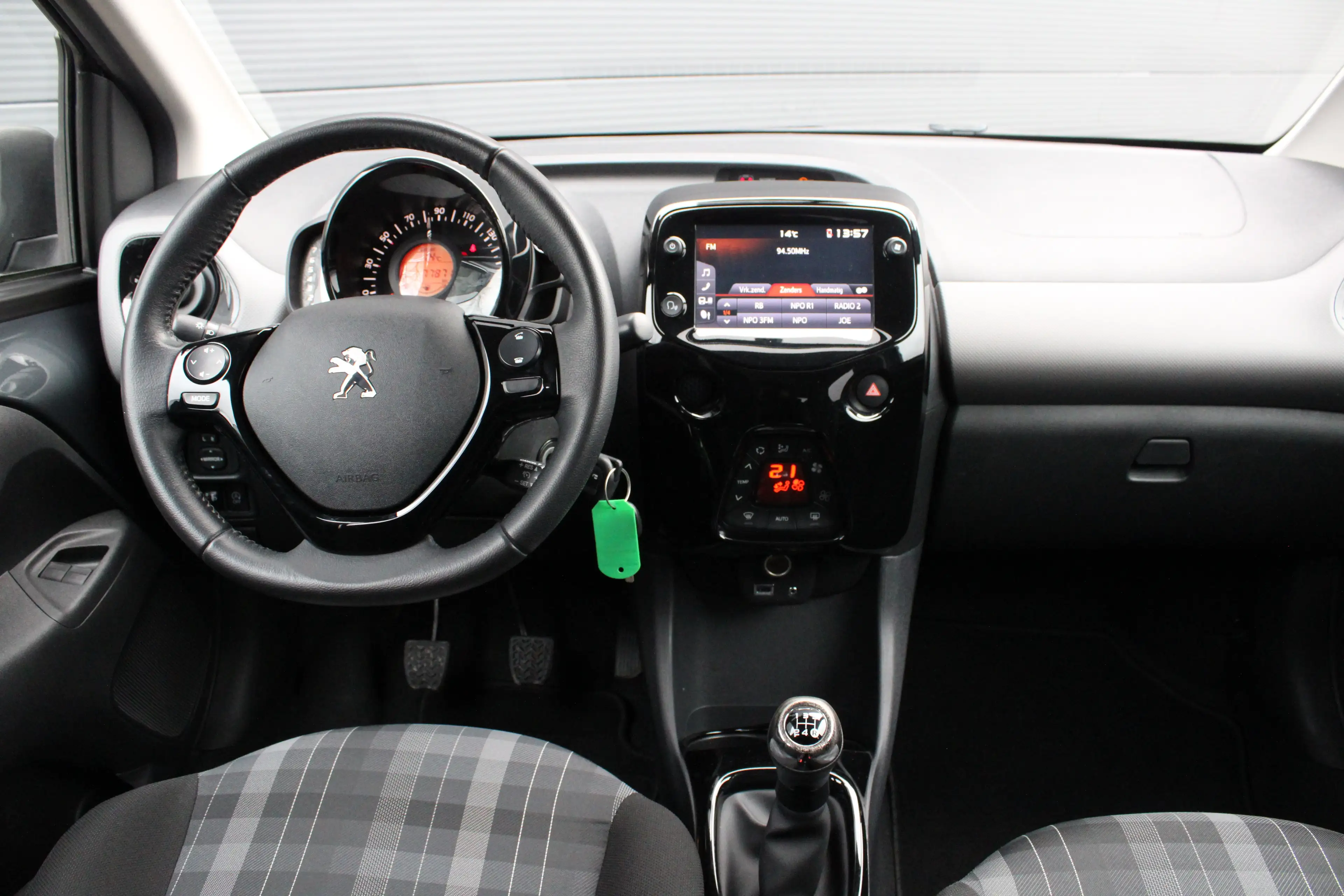 Peugeot 108 1.0 e-VTi Allure | Navi by app | Camera | Climate — photo 15