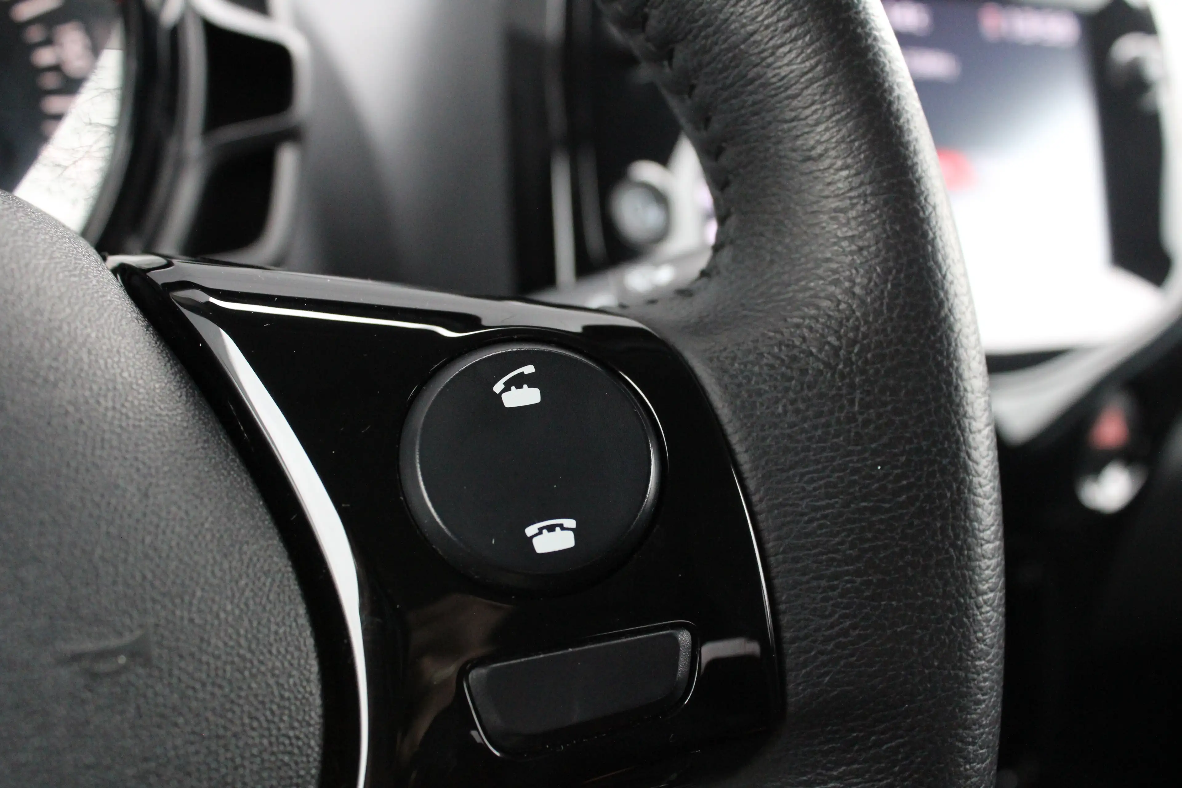 Peugeot 108 1.0 e-VTi Allure | Navi by app | Camera | Climate — photo 24