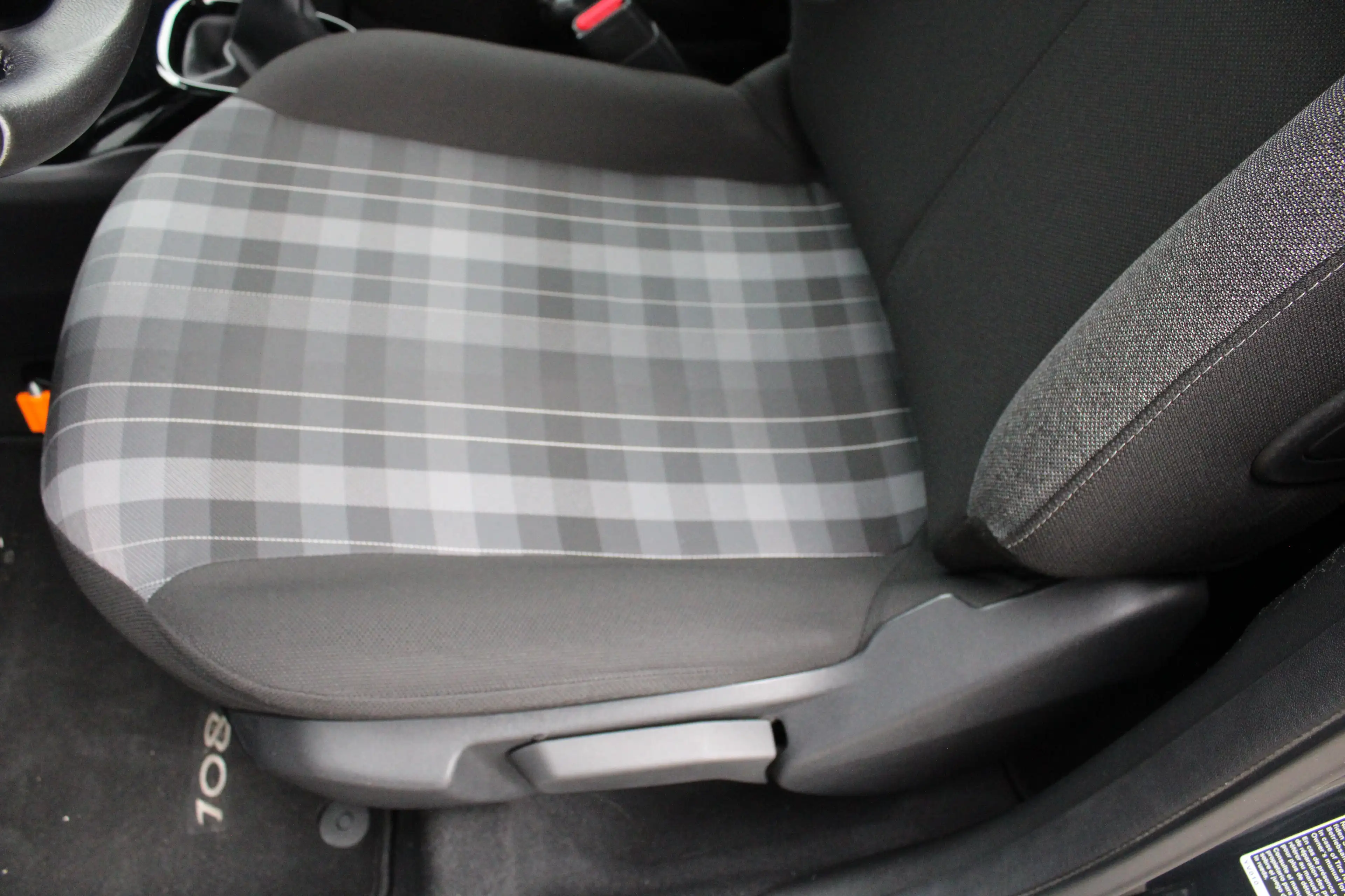 Peugeot 108 1.0 e-VTi Allure | Navi by app | Camera | Climate — photo 19