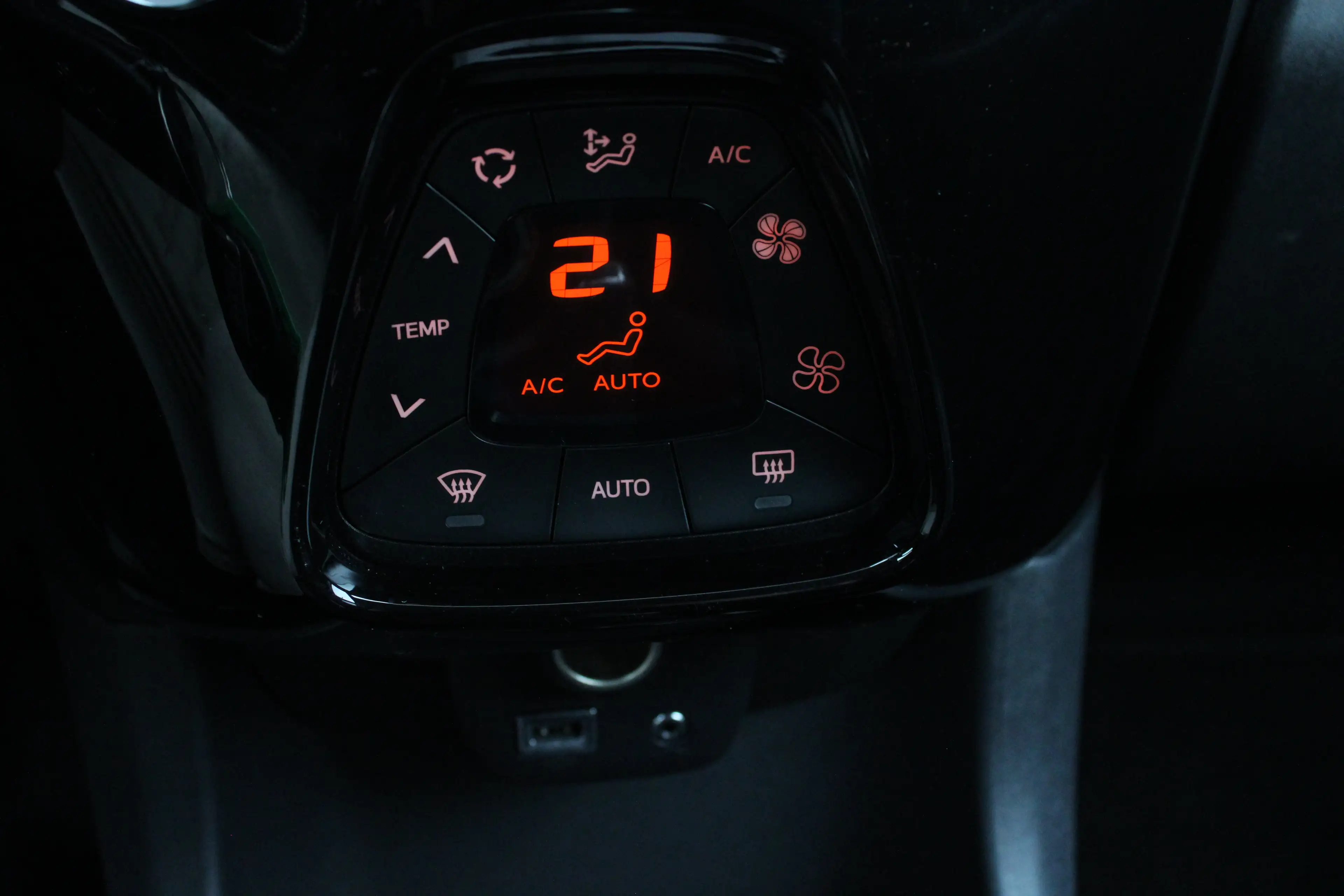 Peugeot 108 1.0 e-VTi Allure | Navi by app | Camera | Climate — photo 31