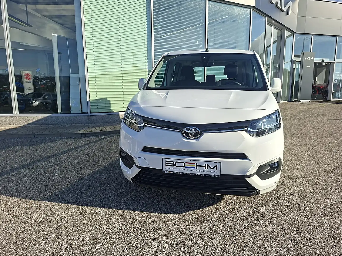 Toyota Proace City Verso L1 1,2 110 Shuttle, Anhängevorrichtung Weiß - 2