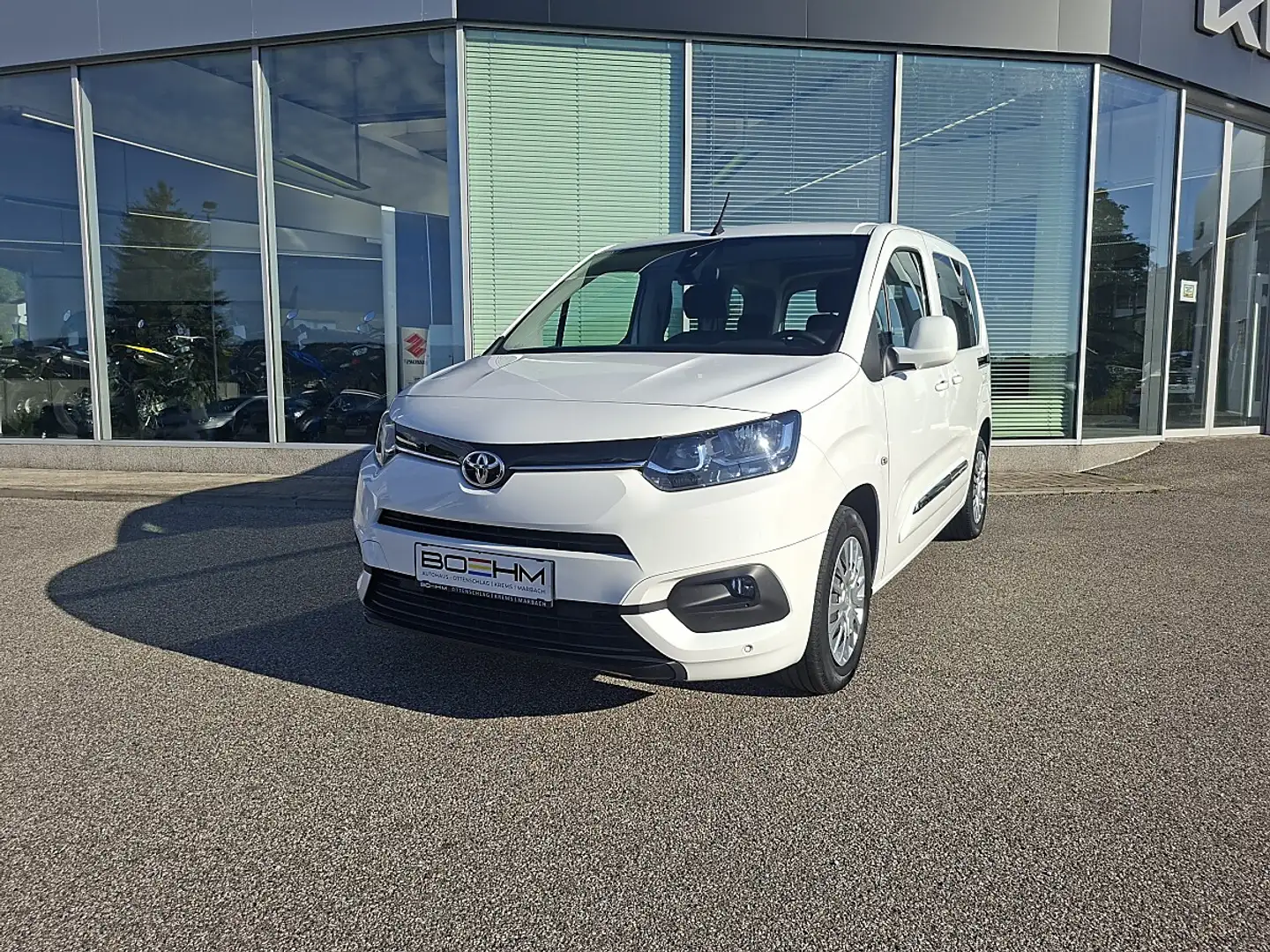 Toyota Proace City Verso L1 1,2 110 Shuttle, Anhängevorrichtung Weiß - 1