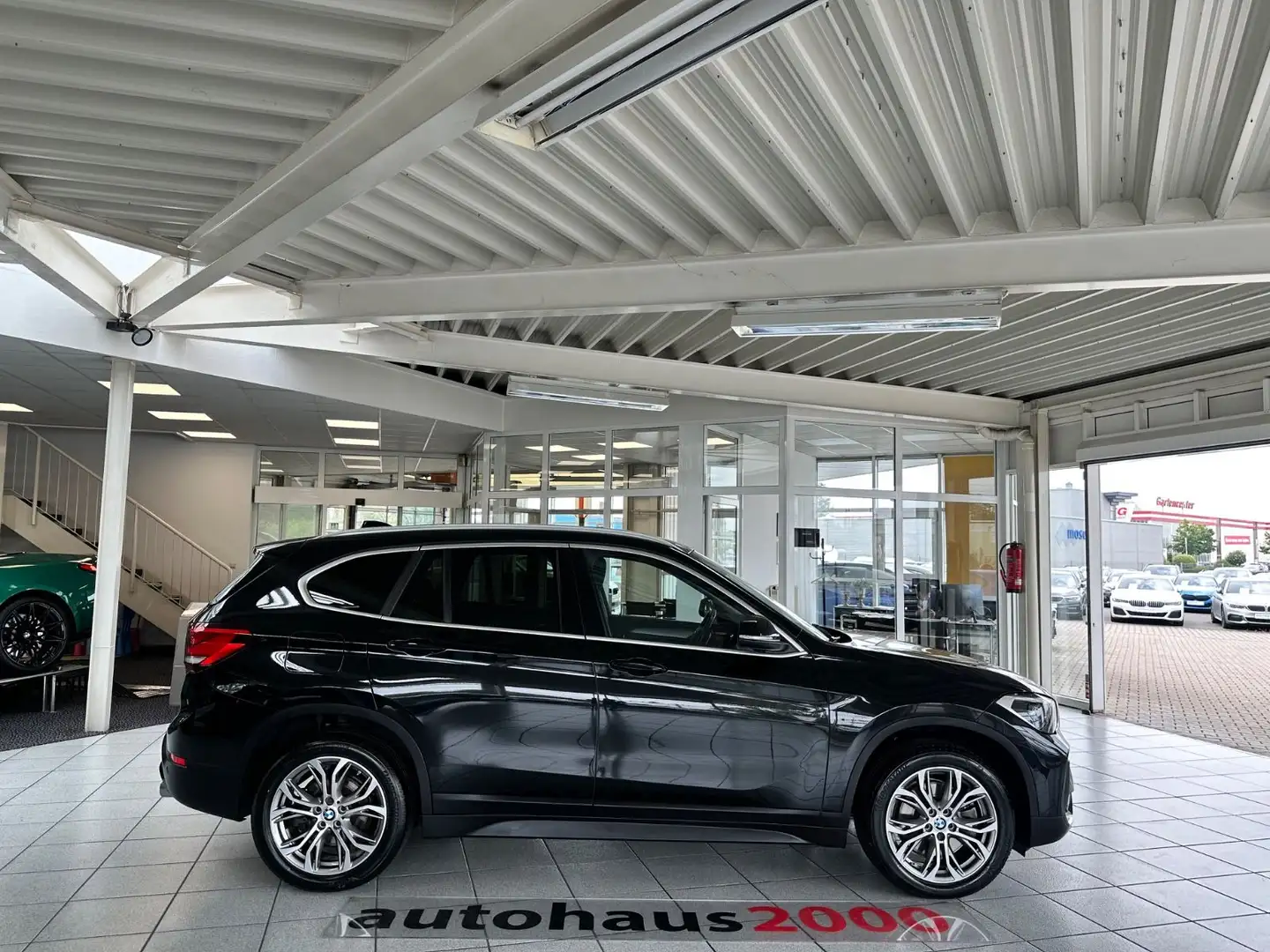 BMW X1 xDrive 20i AUT./LED/CAM/NAVI PLUS/HUD/A.TEMPO Schwarz - 2