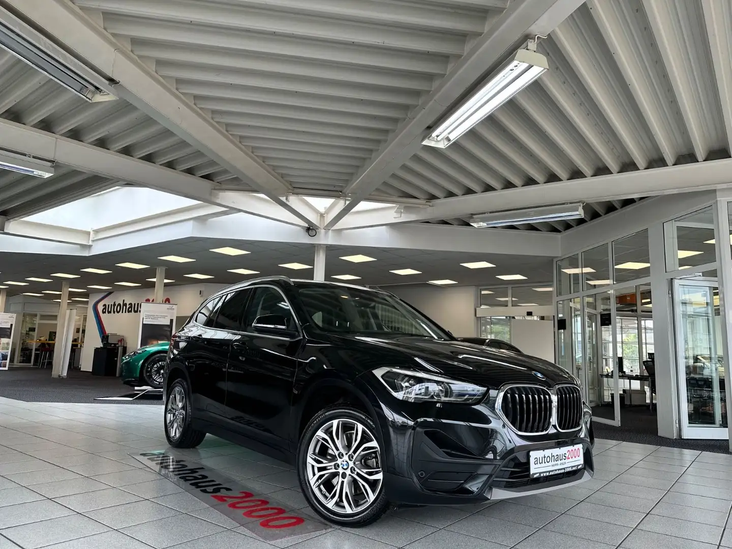 BMW X1 xDrive 20i AUT./LED/CAM/NAVI PLUS/HUD/A.TEMPO Schwarz - 1