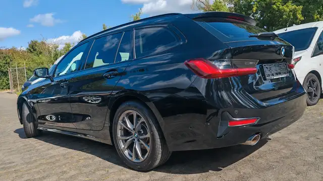 BMW 3 Series view 4