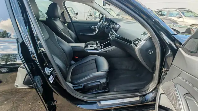 BMW 3 Series view 15