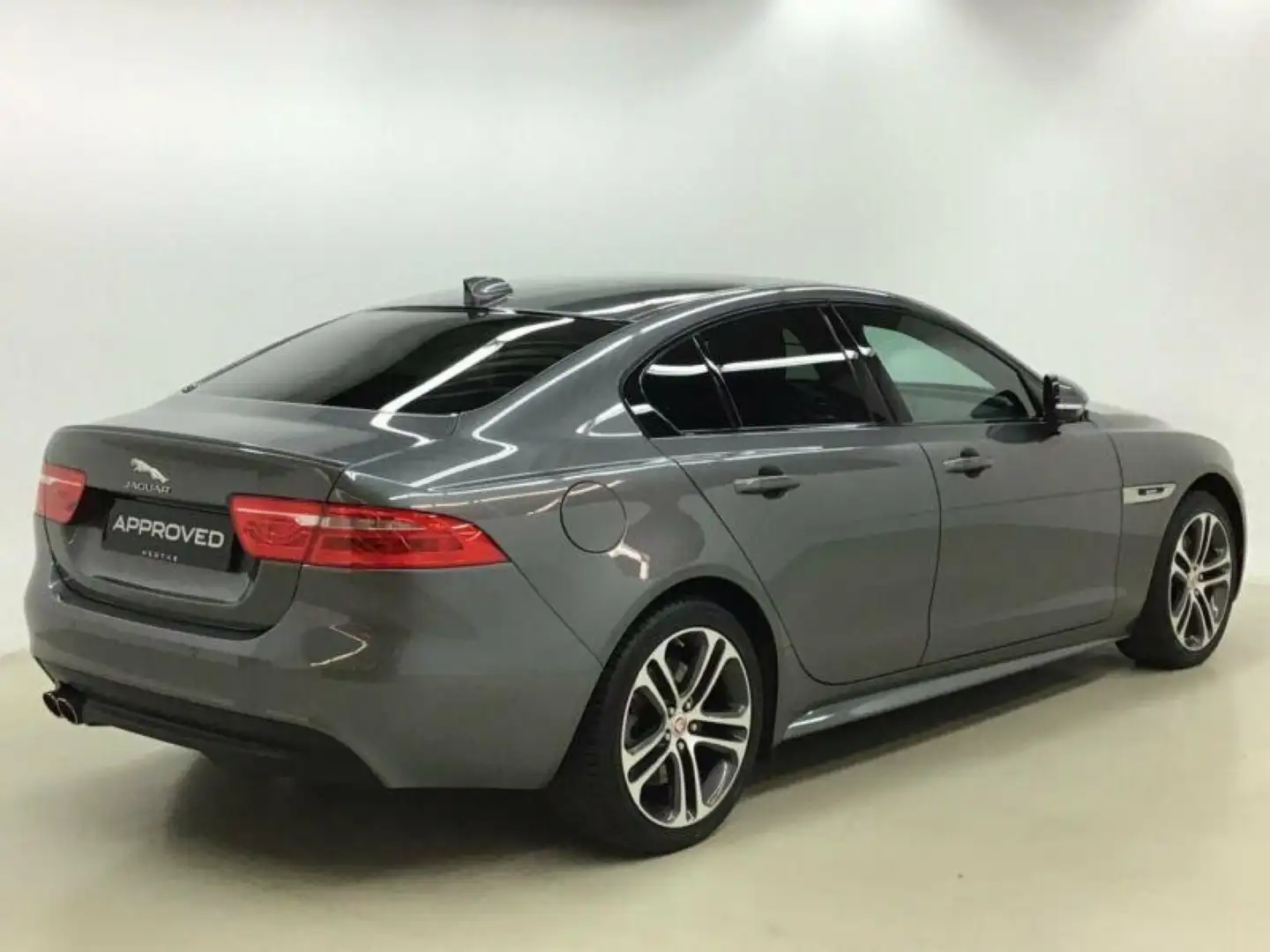 Jaguar XE 2.0 D - 180 ch BVA R-Sport Gris - 2