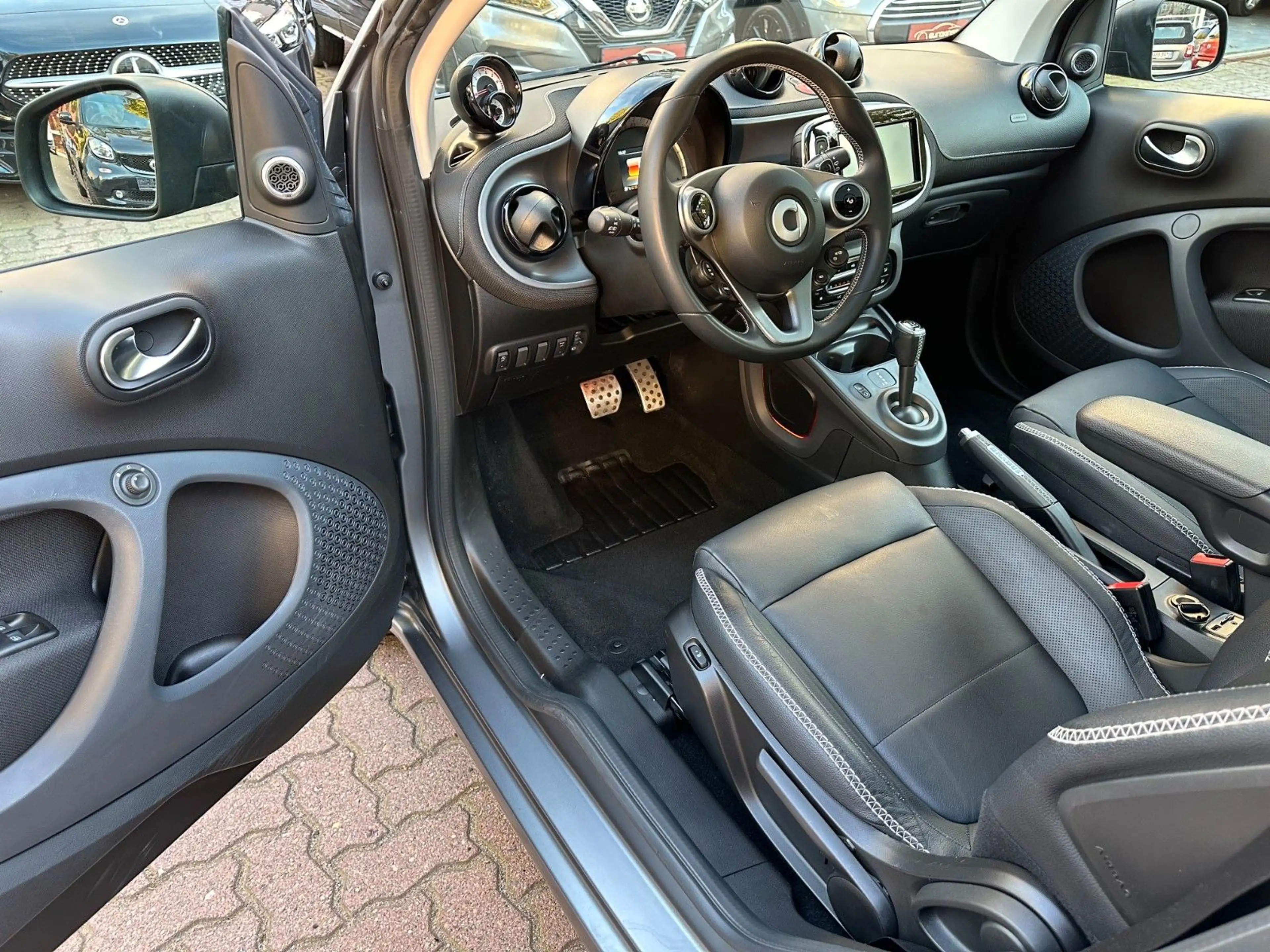 smart forTwo fortwo BRABUS Xcl*LEDER*PANO*NAVI*SHZ*JBL*KAM* — photo 4