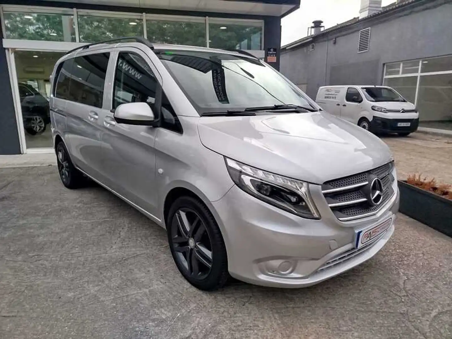 Mercedes-Benz Vito Tourer 114 CDI Pro Compacta Plateado - 2