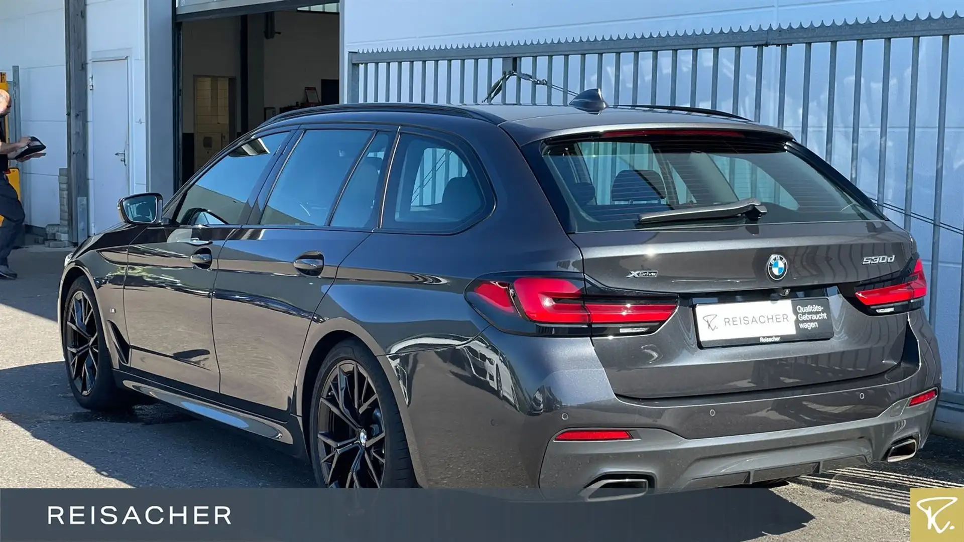 BMW 530 d xDrive Tou M-Sport,Pano,StdHzg,DAProf,Leder Grau - 2