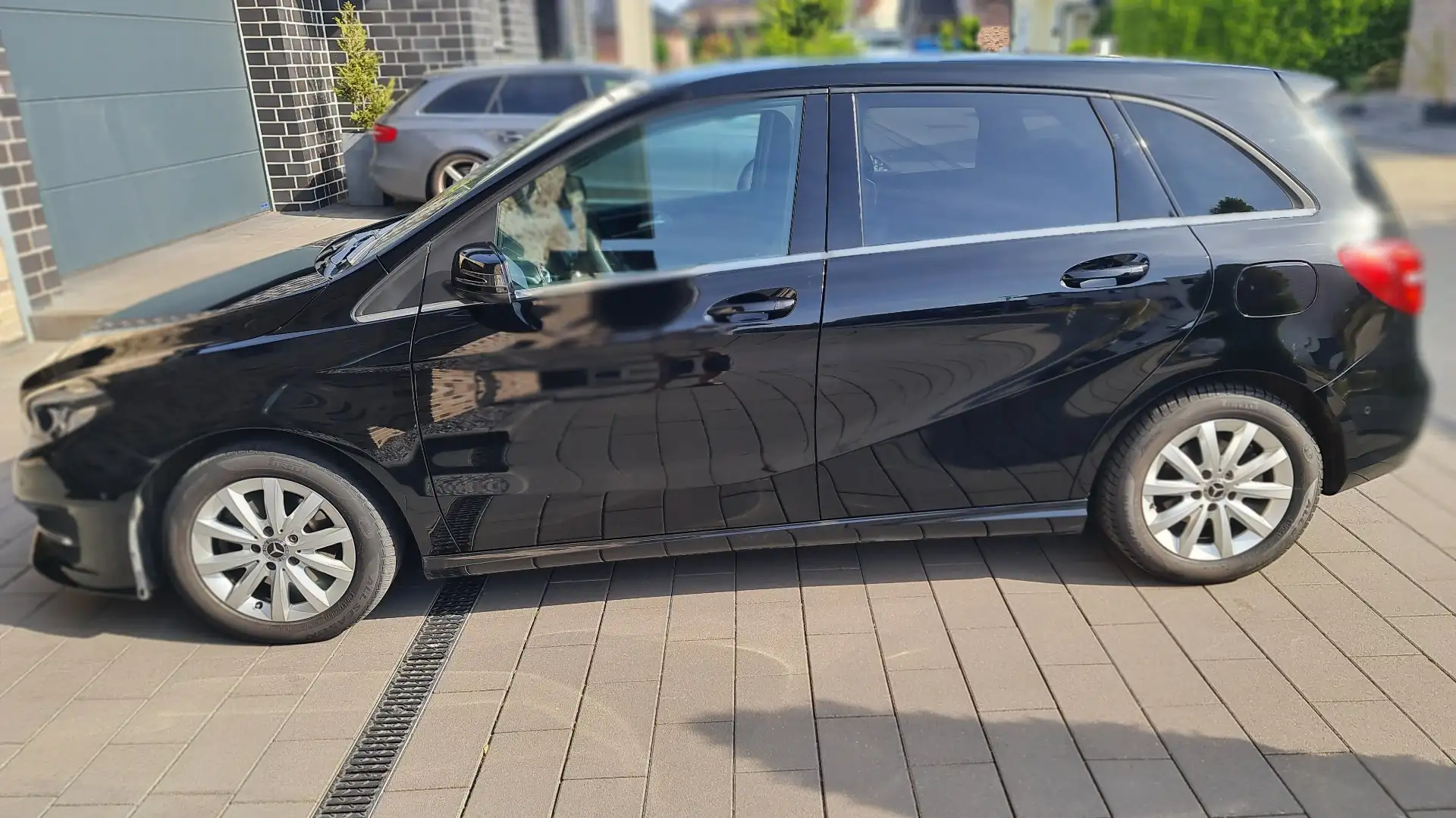 Mercedes-Benz B 200 (CDI) d 7G-DCT Schwarz - 1