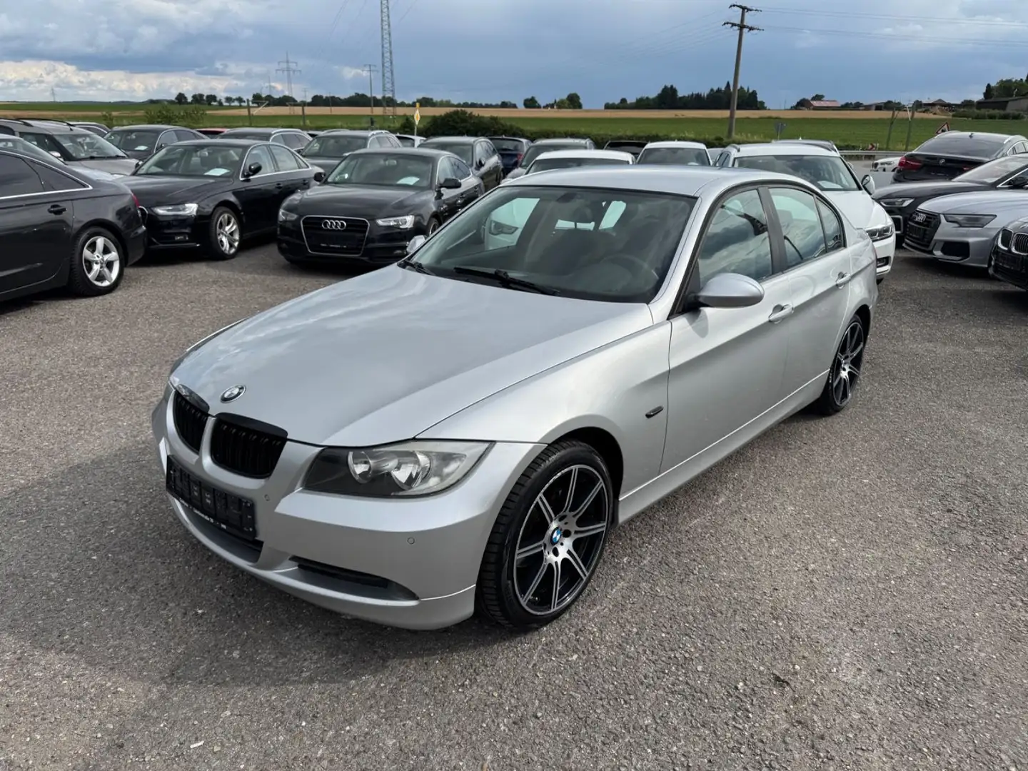 BMW 320 i Limo. Automatik Klimaautomatik PDC Mp3 Silber - 1