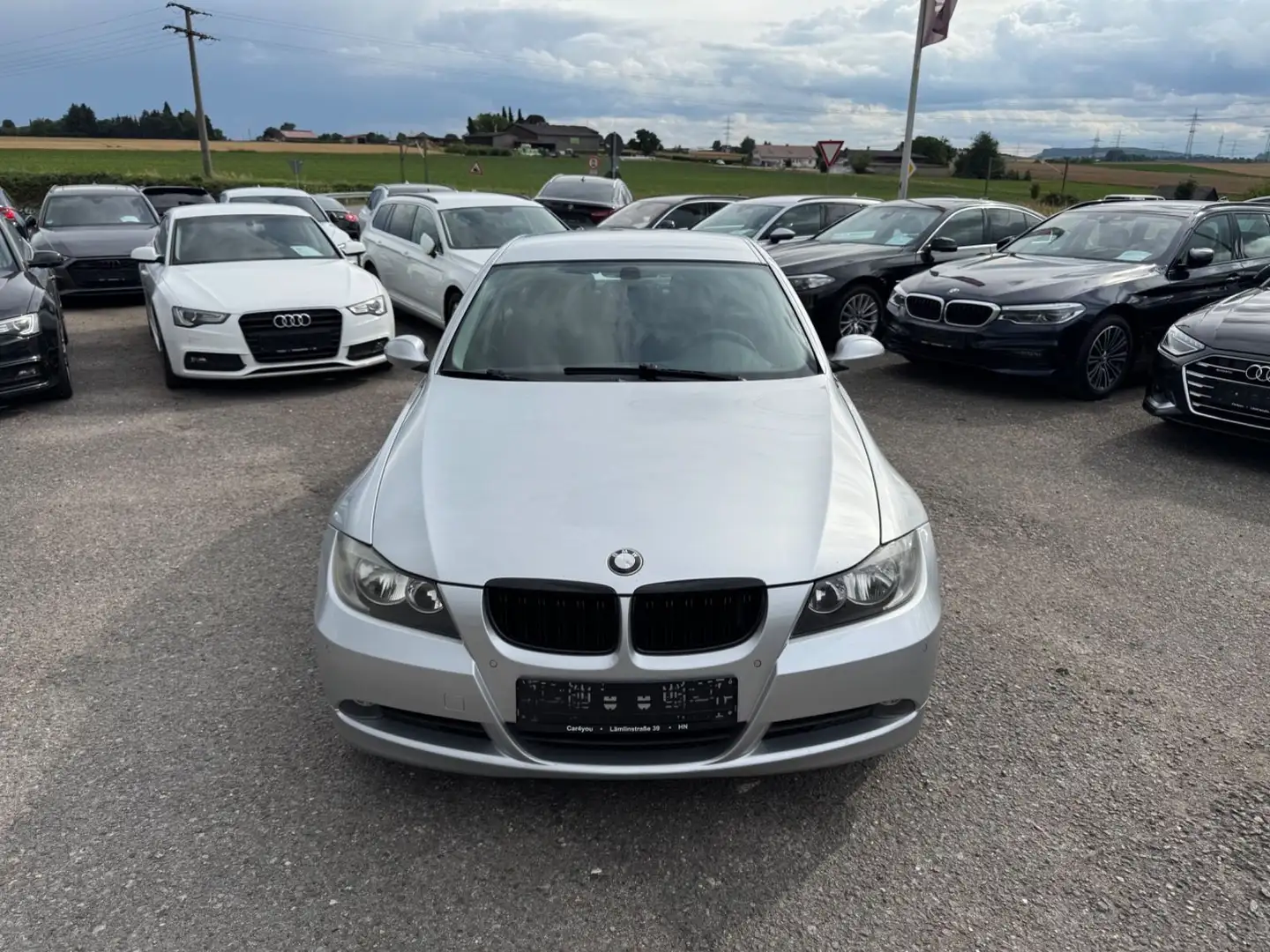 BMW 320 i Limo. Automatik Klimaautomatik PDC Mp3 Silber - 2