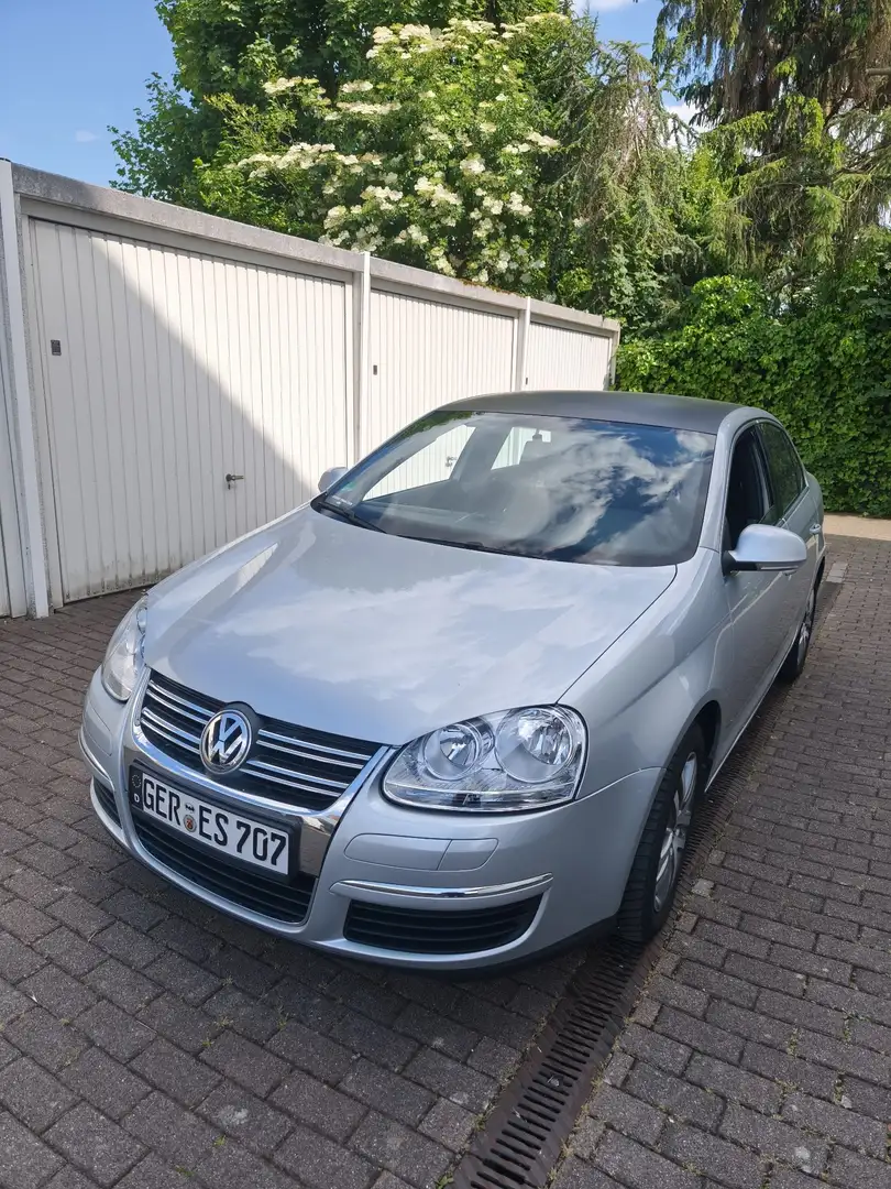 Volkswagen Jetta 1.6 FSI Comfortline Silber - 1