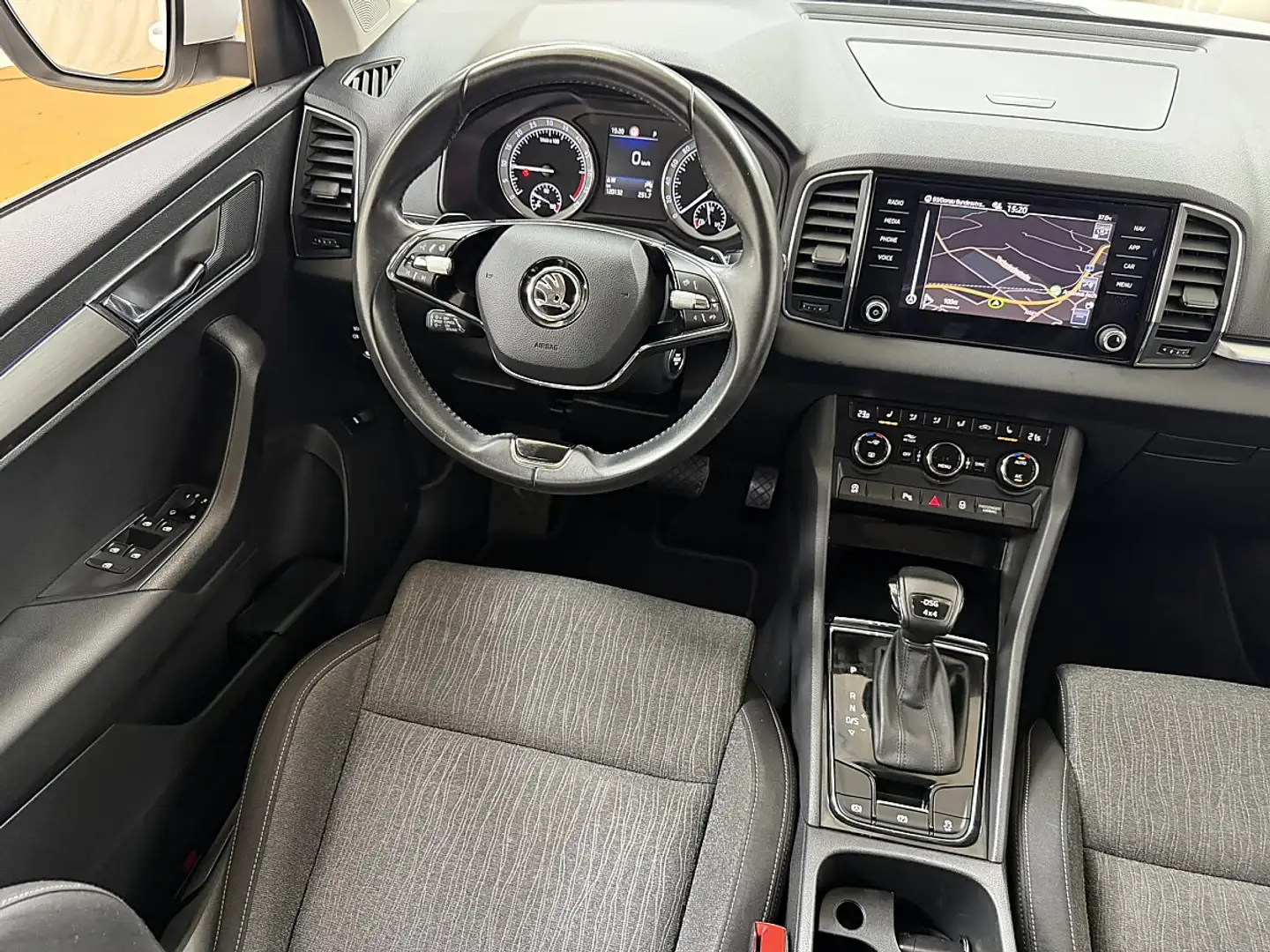 Skoda Karoq 2,0 TDI SCR 4x4 Style 125 DSG Weiß - 2