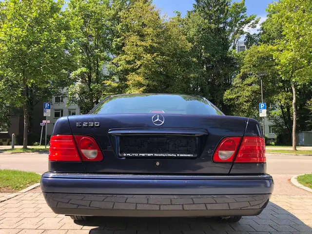 Mercedes-Benz E-Class view 4