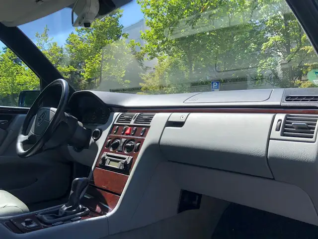 Mercedes-Benz E-Class view 9