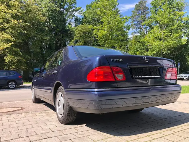 Mercedes-Benz E-Class view 3