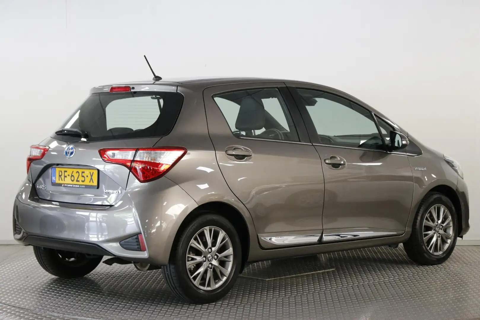 Toyota Yaris 1.5 Hybrid Executive I NAVI I CRUISE I CAMERA I LM Grijs - 2