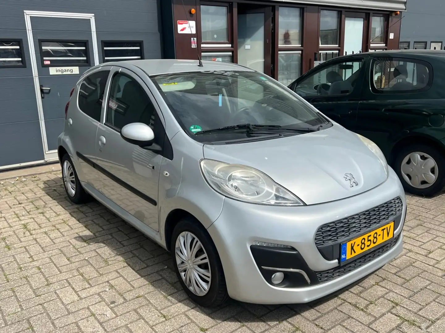 Peugeot 107 1.0 Urban Light Accent Gris - 1