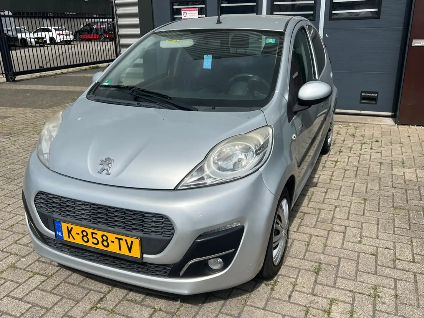 Peugeot 107 1.0 Urban Light Accent Gris - 2