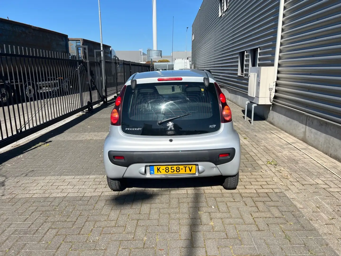 Peugeot 107 1.0 Urban Light Accent Šedá - 2
