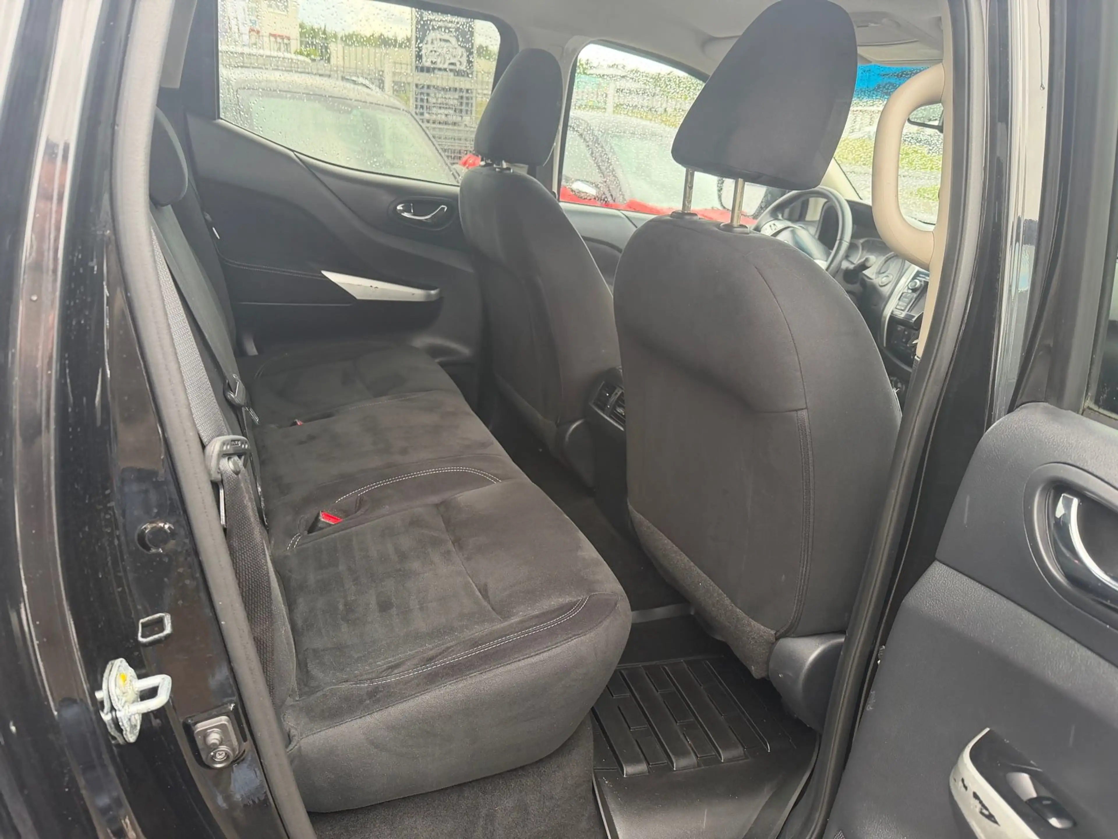 Nissan Navara NP300 N-Connecta Double Cab 4x4 — photo 11