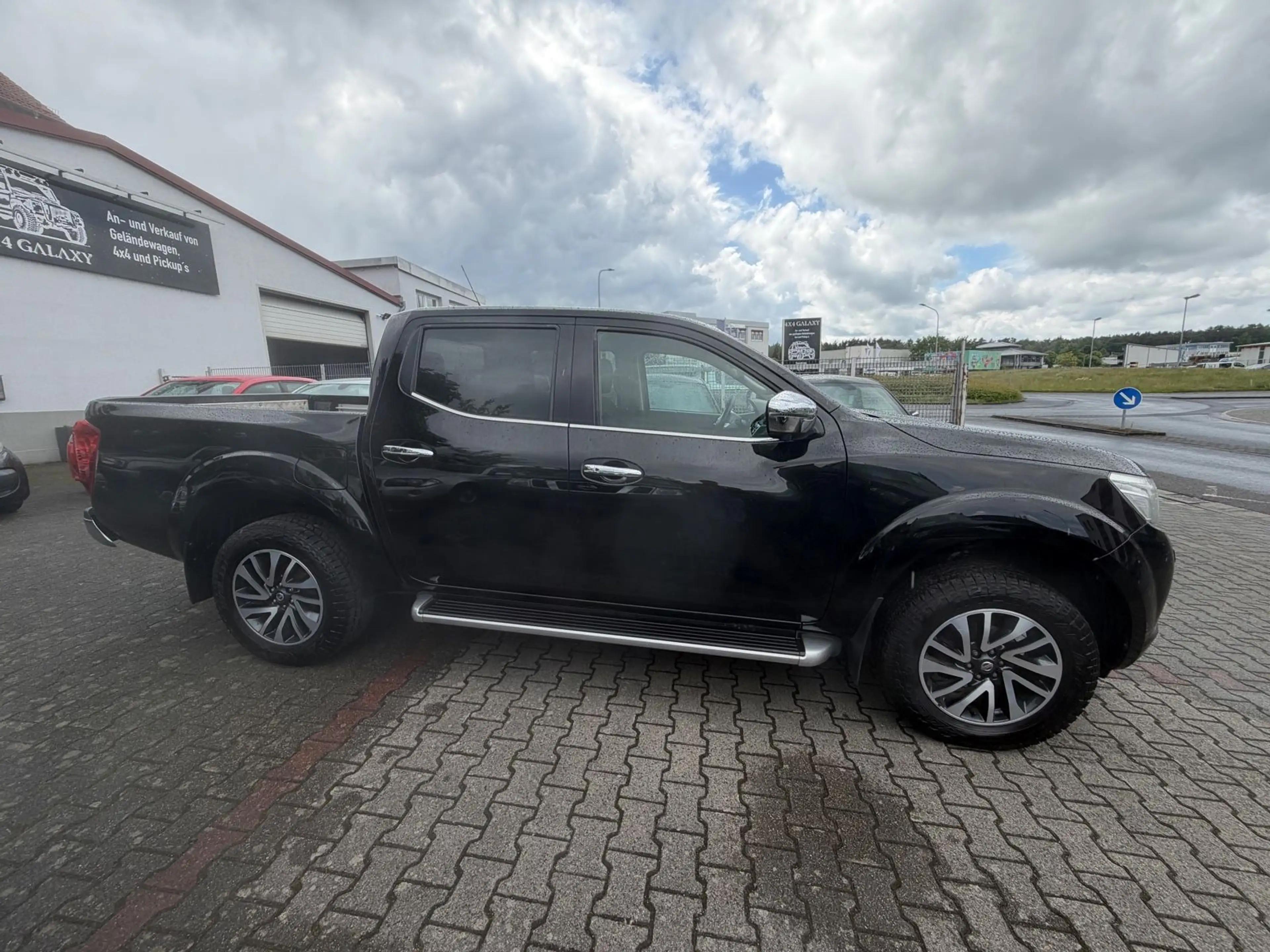 Nissan Navara NP300 N-Connecta Double Cab 4x4 — photo 9
