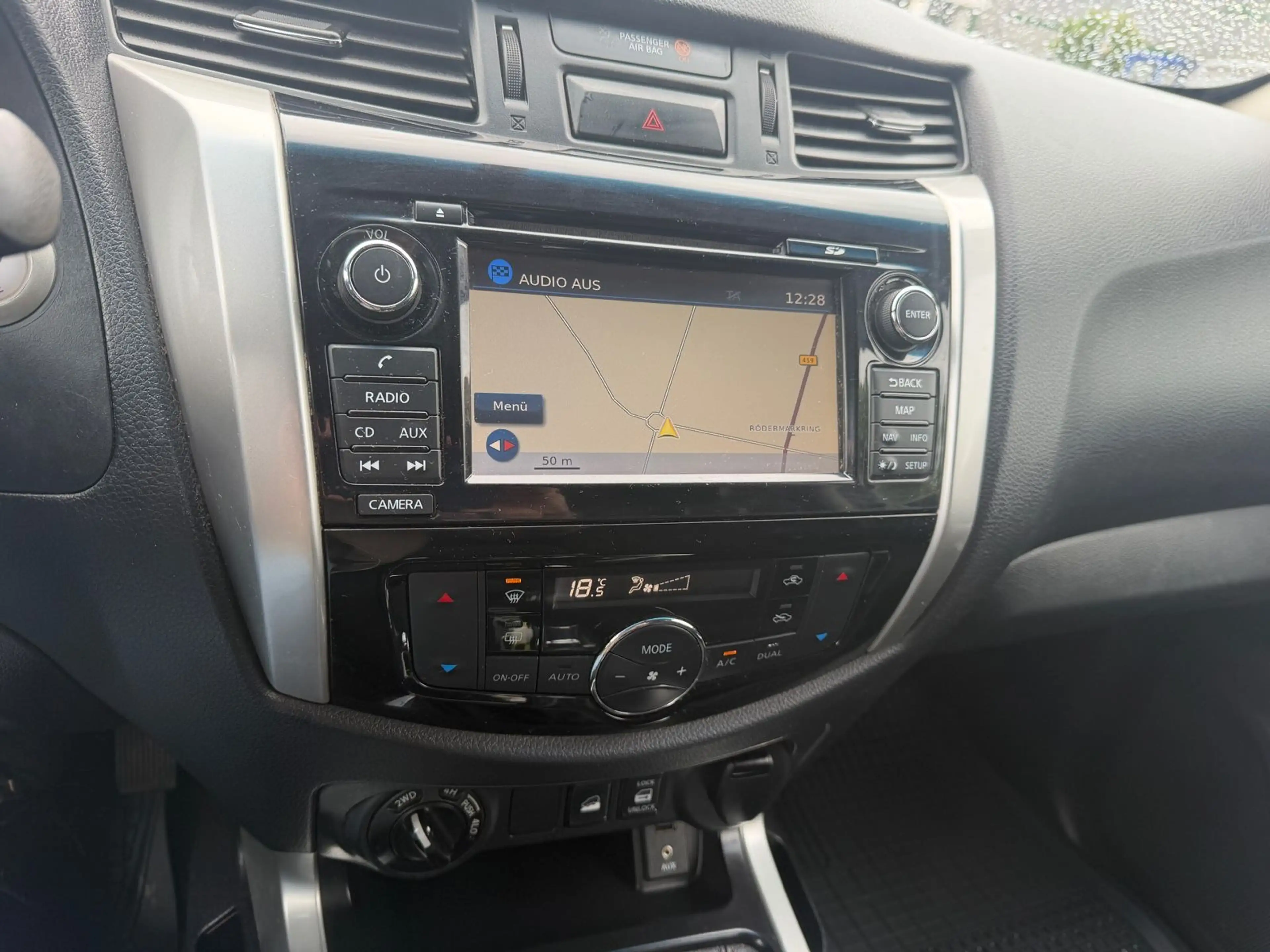 Nissan Navara NP300 N-Connecta Double Cab 4x4 — photo 15