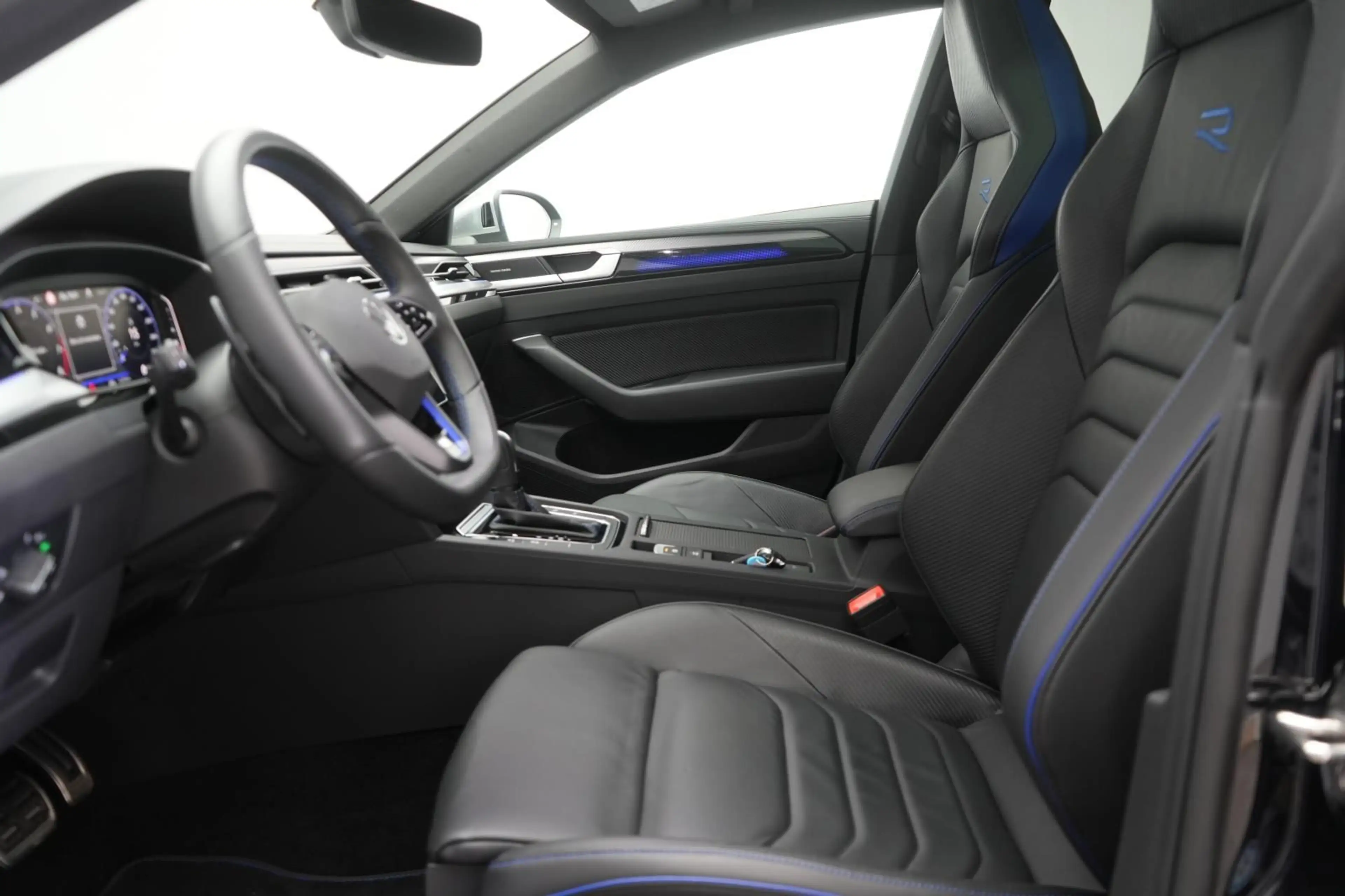 Volkswagen Arteon Shooting Brake R 2.0 TSI 4Motion Leder/AC — photo 9