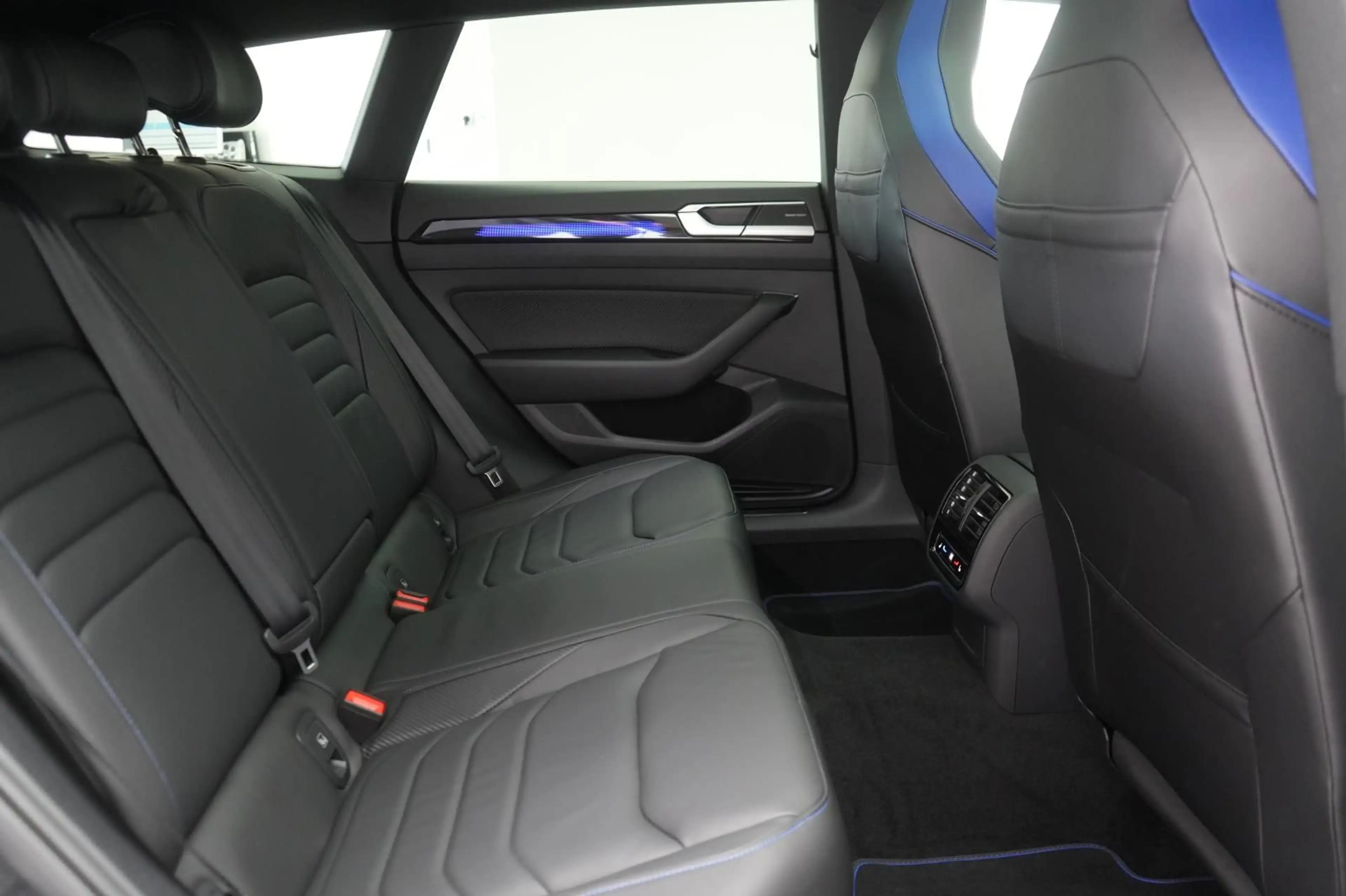Volkswagen Arteon Shooting Brake R 2.0 TSI 4Motion Leder/AC — photo 8