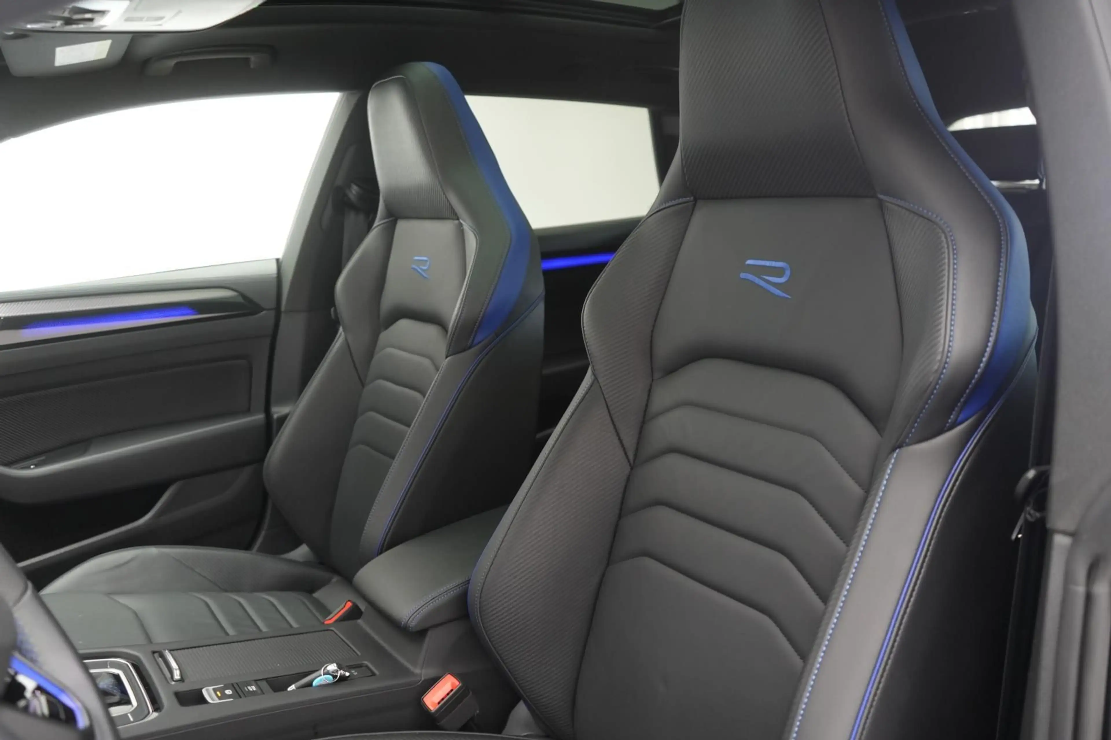 Volkswagen Arteon Shooting Brake R 2.0 TSI 4Motion Leder/AC — photo 10