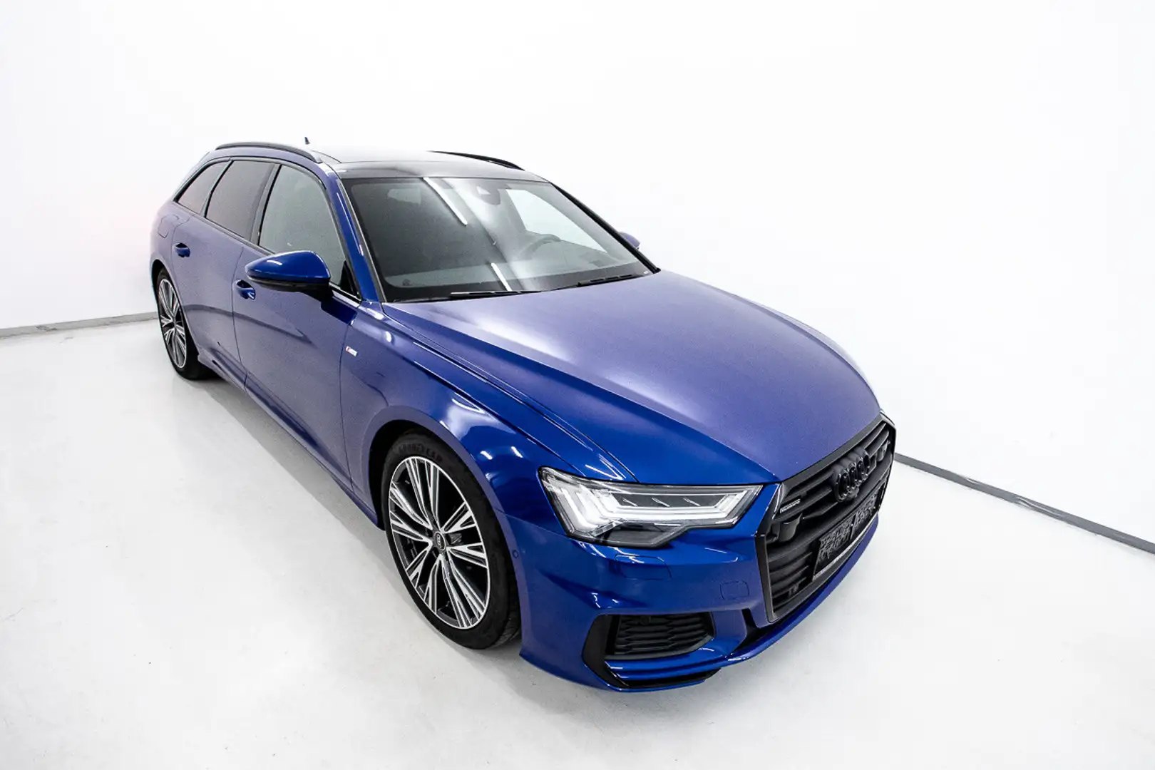 Audi A6 Avant 55 TFSI e PHEV quattro Sline Blau - 2