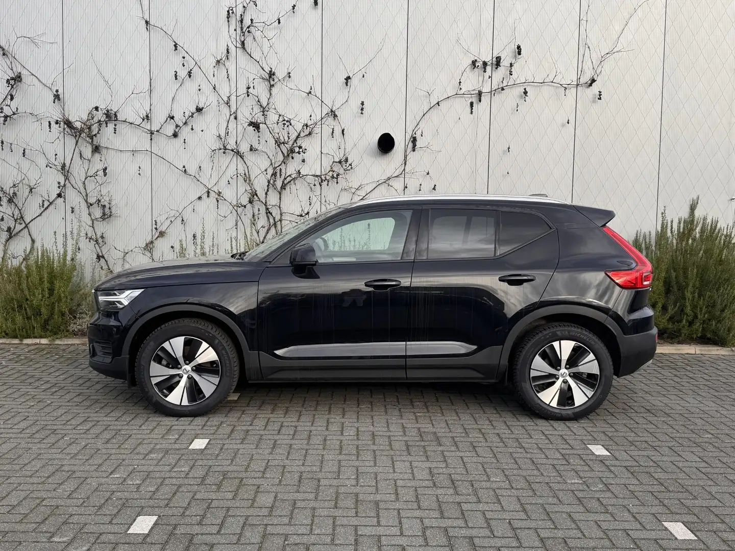 Volvo XC40 2.0 B3 Momentum Business | Adaptive Cruise Control Schwarz - 2