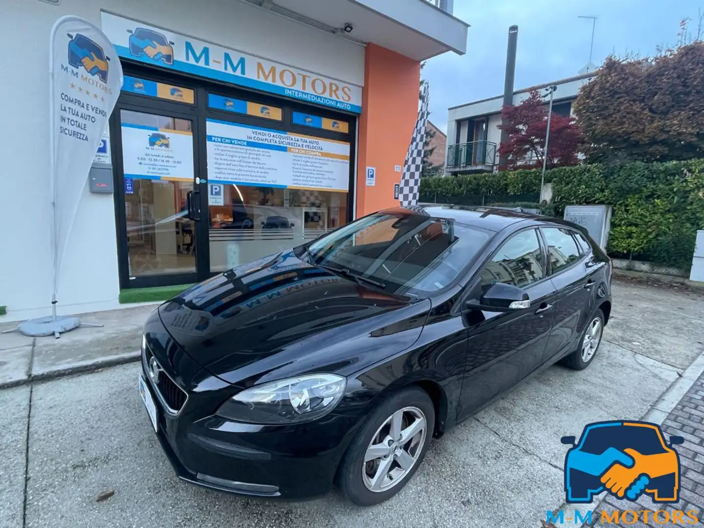 Volvo V40 Kinetic con 12 mesi garanzia Nero - 1