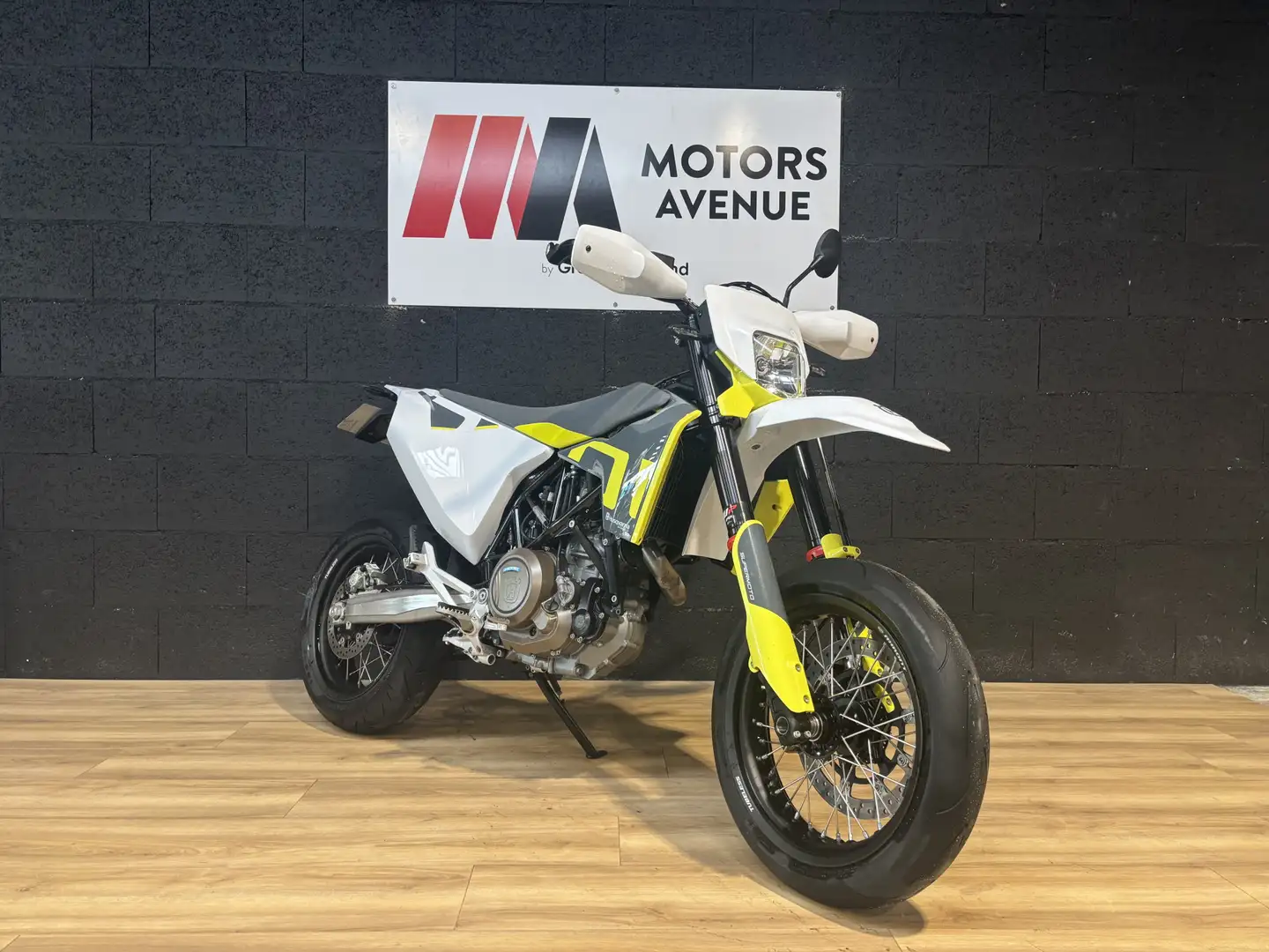 Husqvarna 701 Supermoto - 1