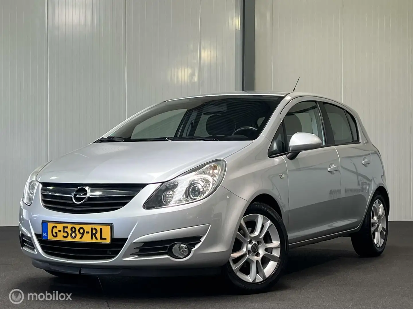 Opel Corsa 1.4-16V Cosmo 5-drs [ VOLAUTOMAAT ] Grijs - 1