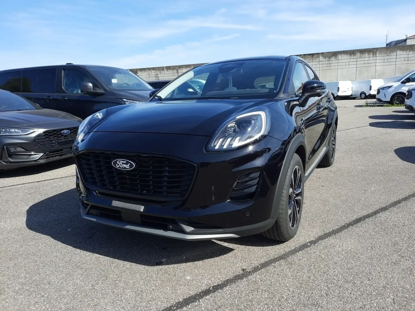 Ford Puma Titanium 1.0 EcoBoost Mild Neues Modell Černá - 2