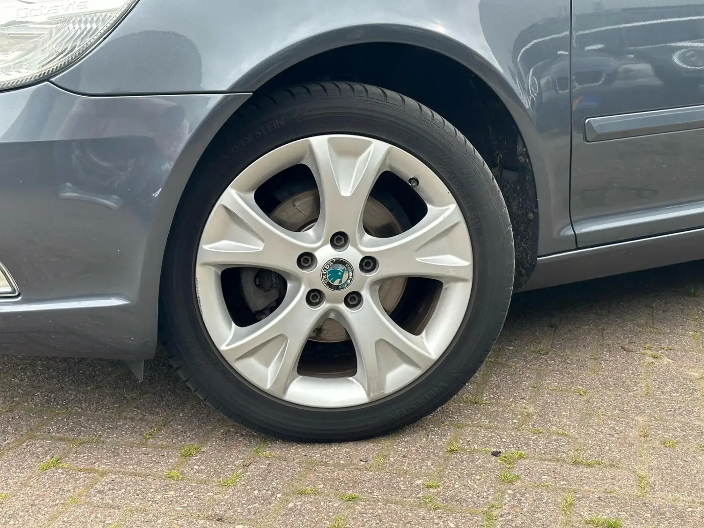 Skoda Octavia Combi 1.2 TSI Elegance Business Line Grijs - 2