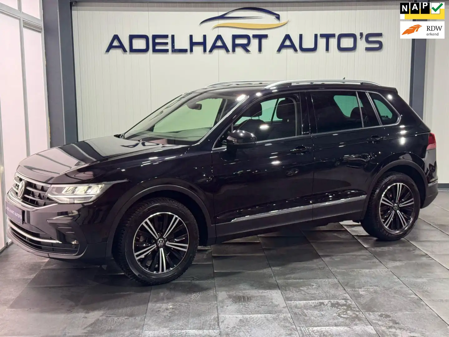 Volkswagen Tiguan 1.5 TSI Elegance / Navigatie full map / Camera / C Zwart - 1