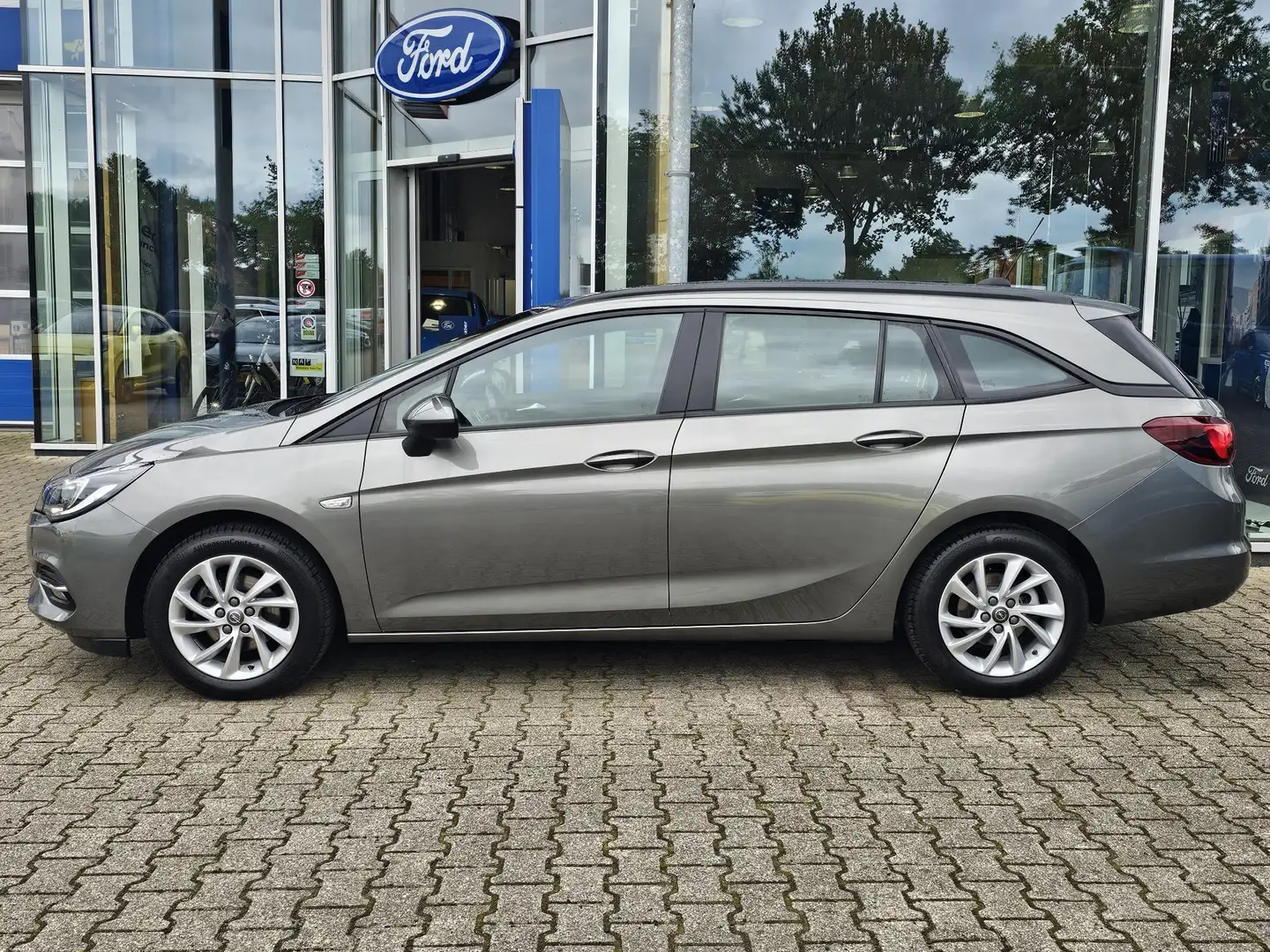 Opel Astra Sports Tourer 1.2 Edition Zeer netjes | Climate co Grijs - 2